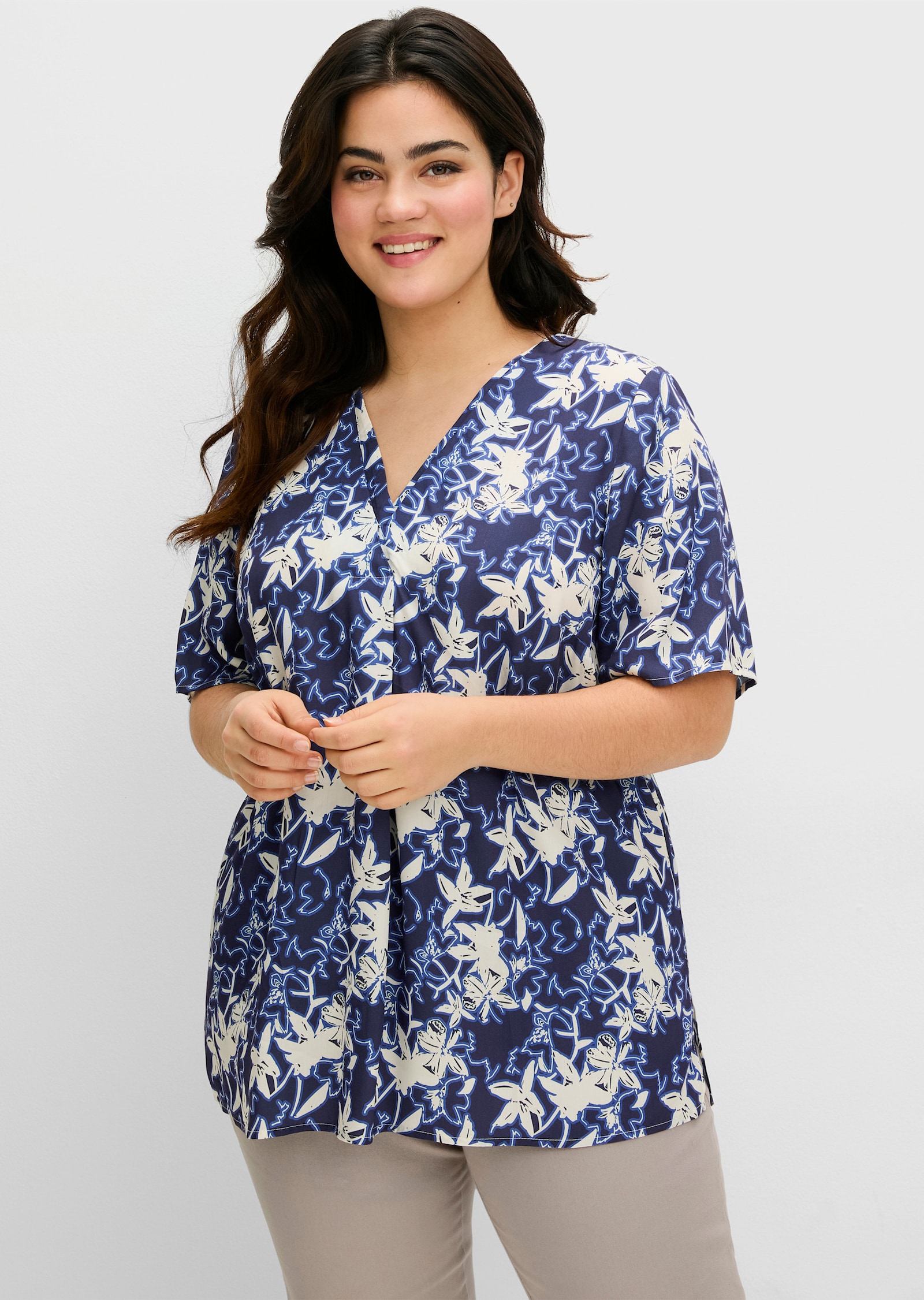 sheego Tunika mit Blumenprint und V-Ausschnitt - tiefblau-gemustert