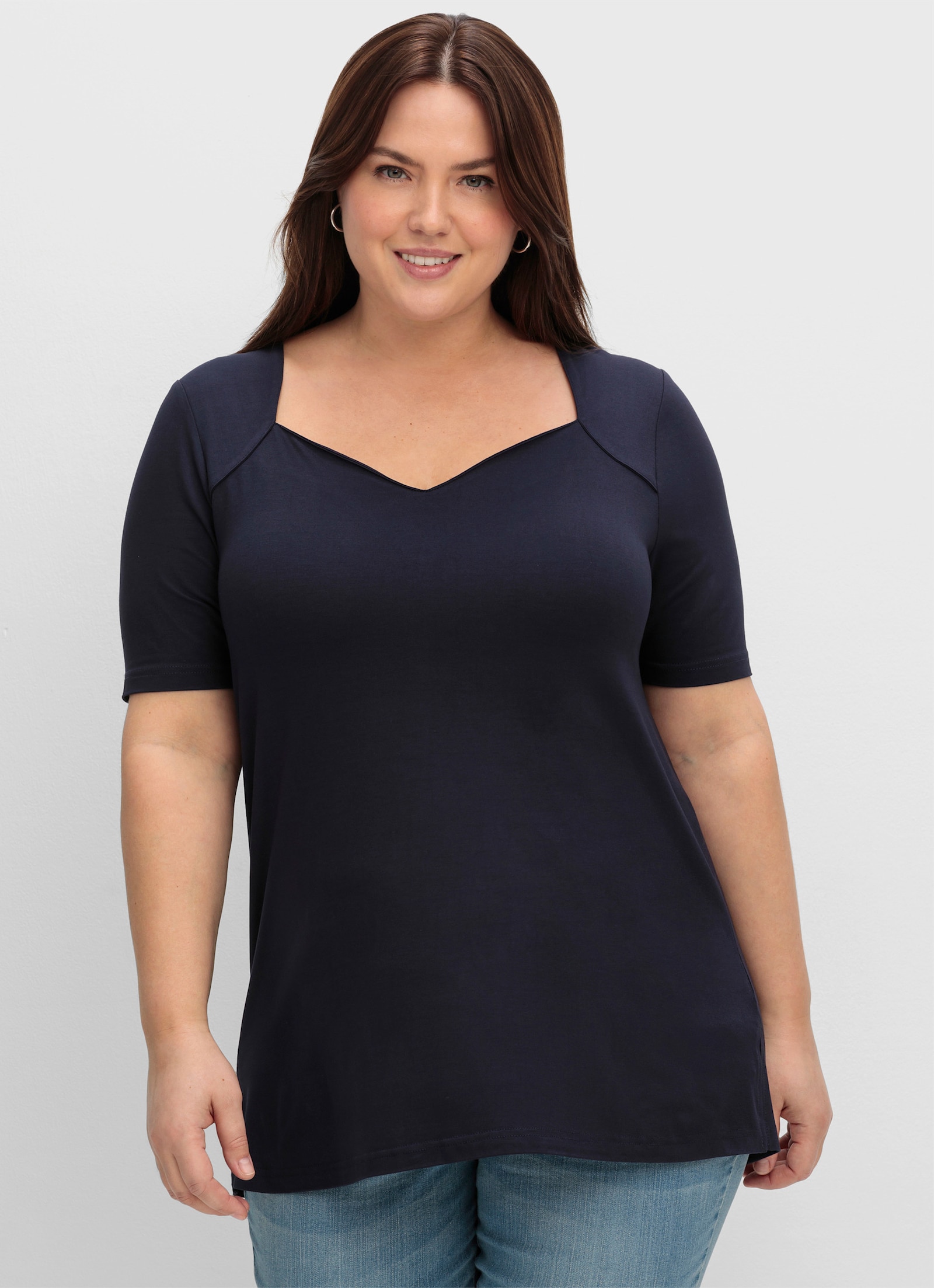 sheego T-Shirt mit herzförmigem Ausschnitt - tiefblau