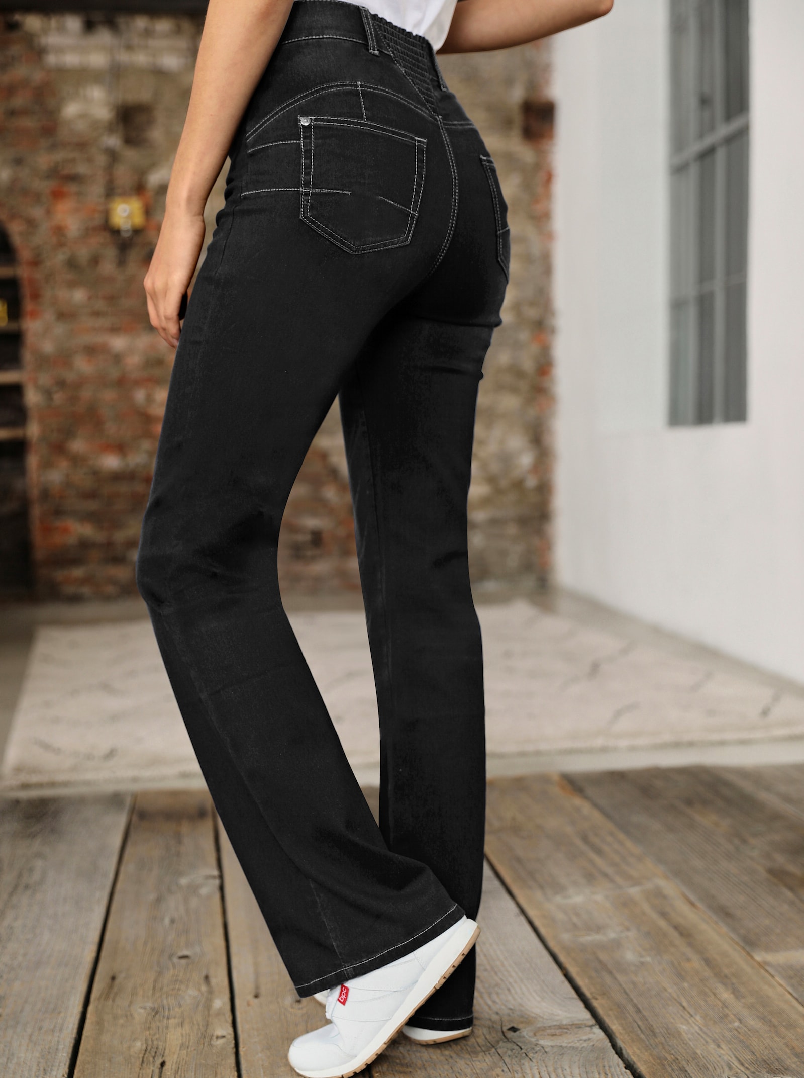 Bootcut-Jeans mit Push-up-Effekt - schwarz