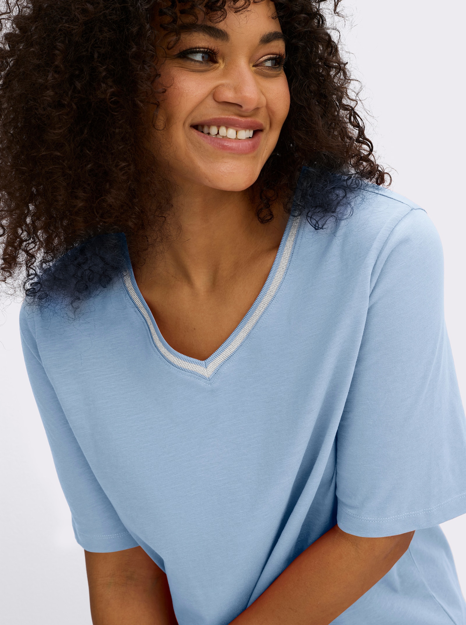 sheego V-Shirt mit Glitzergarn-Streifen - eisblau