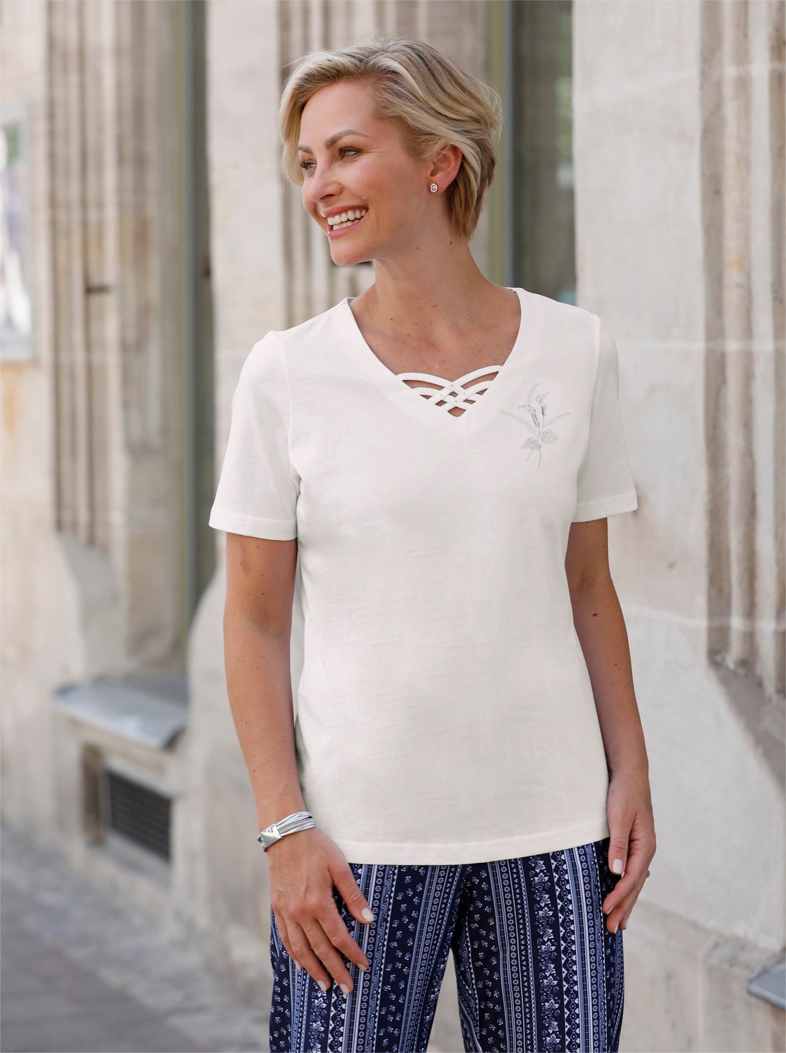 Tričko s krátkým rukávem a dekorací na výstřihu do V - bílá