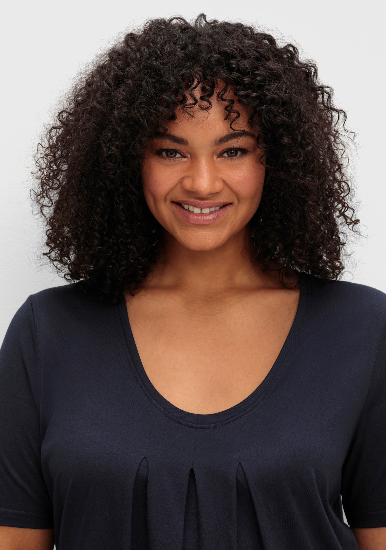 sheego T-shirt in A-lijn, met stolpplooi bij de hals - diepblauw