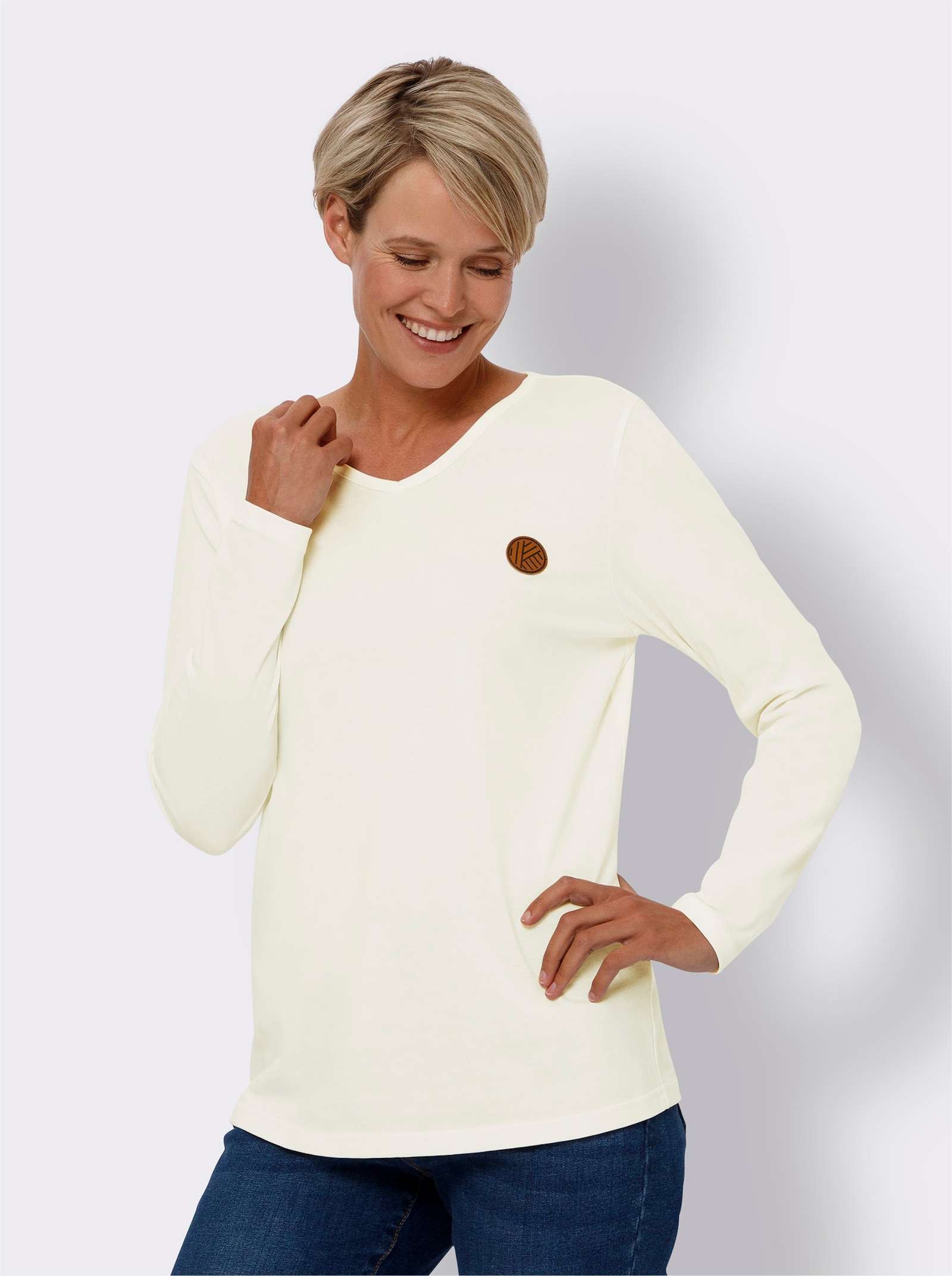 V-Shirt mit Lederimitat-Patch - ecru