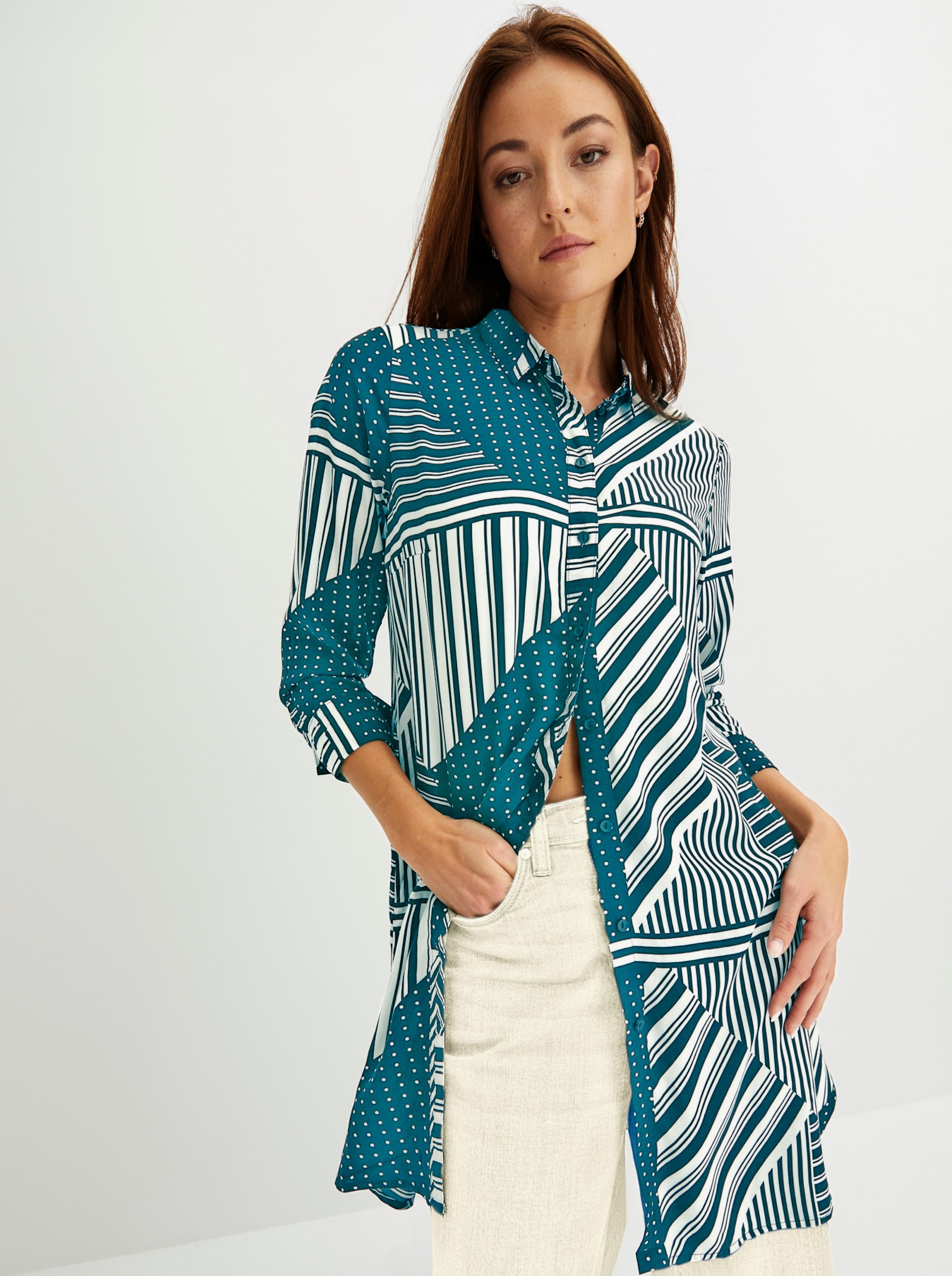 Longbluse mit grafischem Muster - aquapetrol-champagner-bedruckt