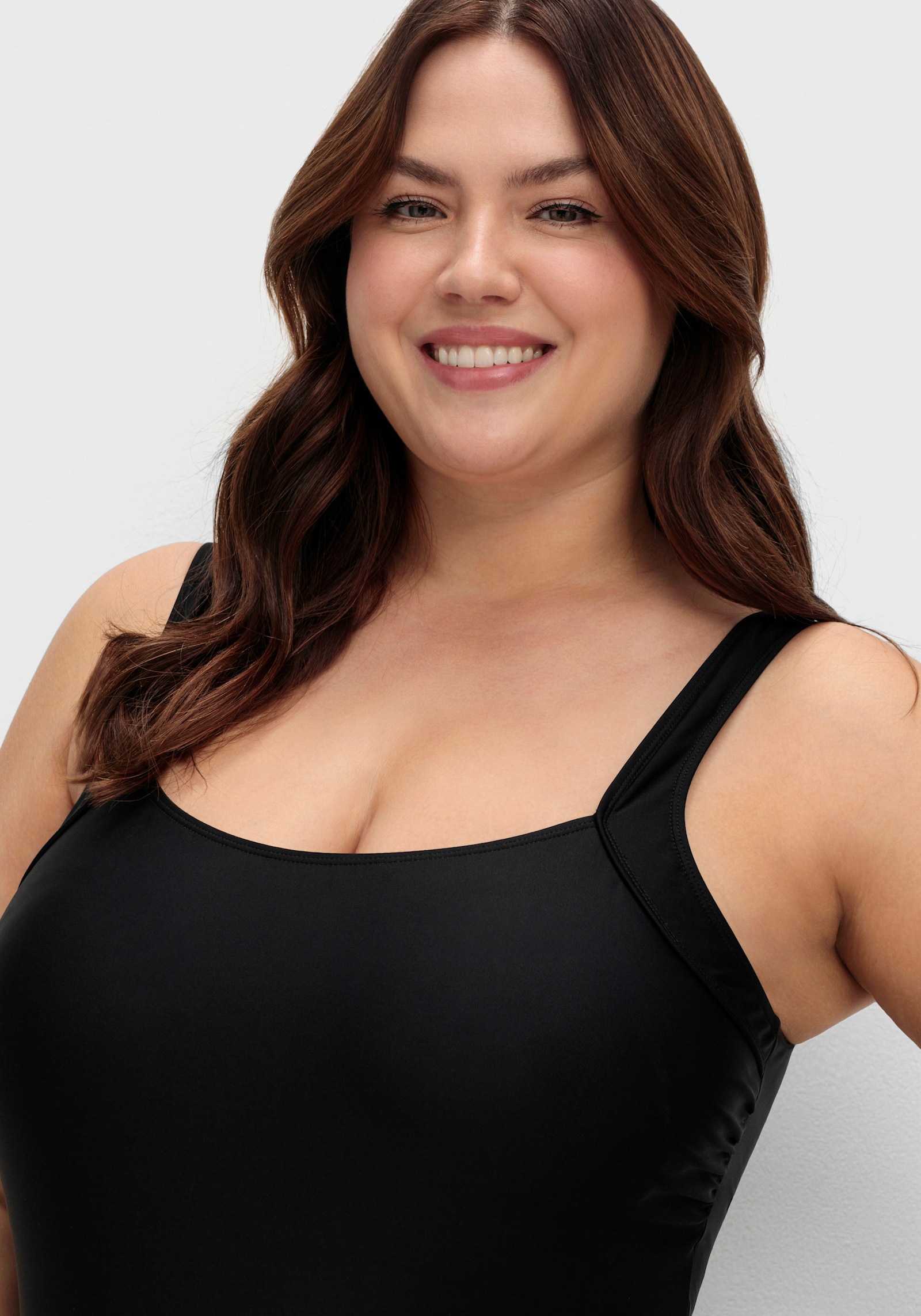 sheego Badeanzug mit tiefem Rückenausschnitt - schwarz