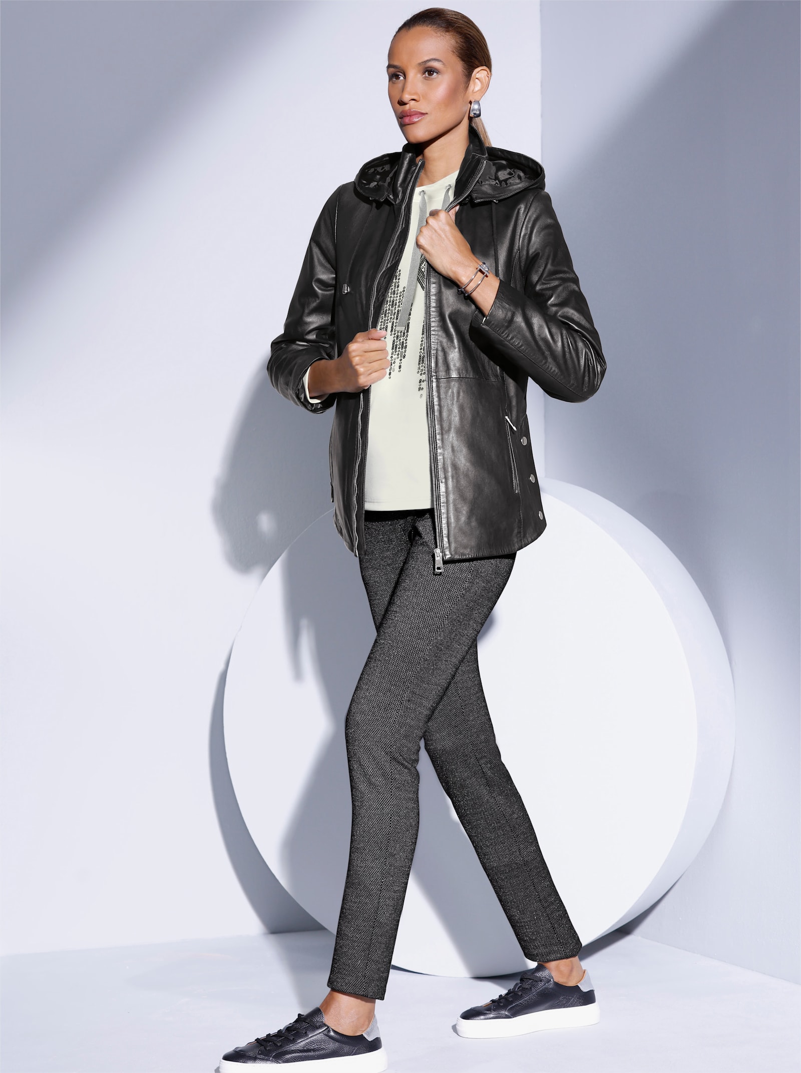 Jogg Pants mit Glanzgarnen - schwarz-silberfarben-gemustert