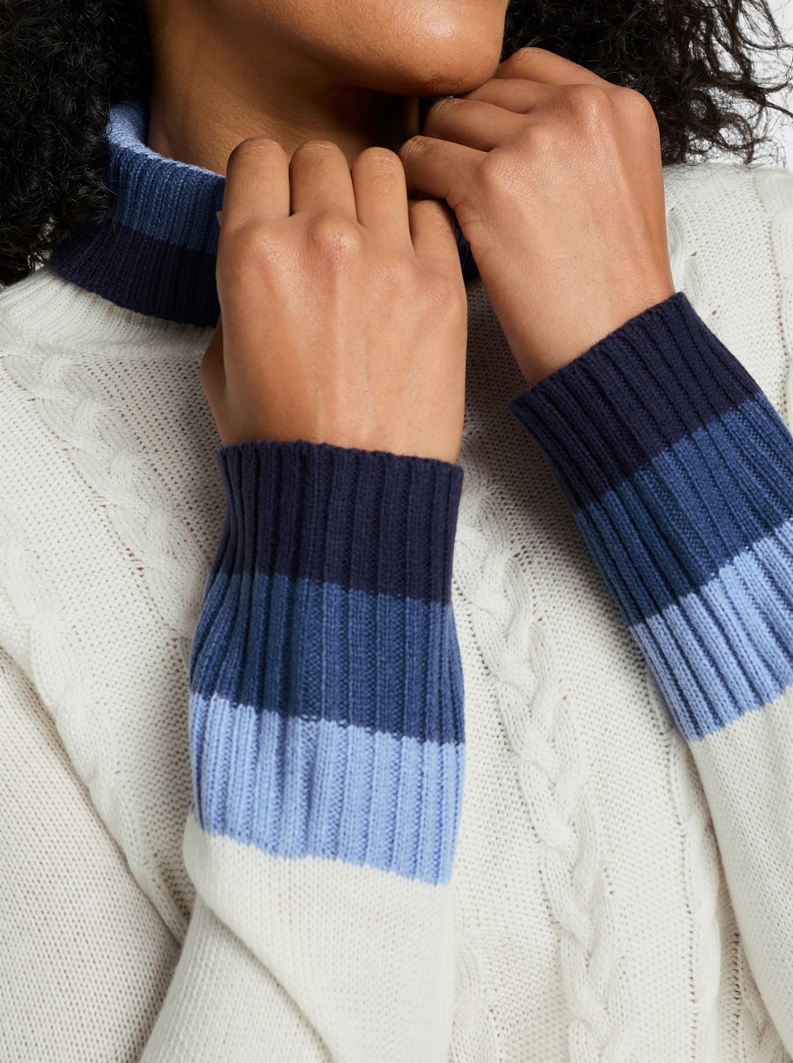 Rollkragenpullover mit Zopfmuster vorne - ecru-marine