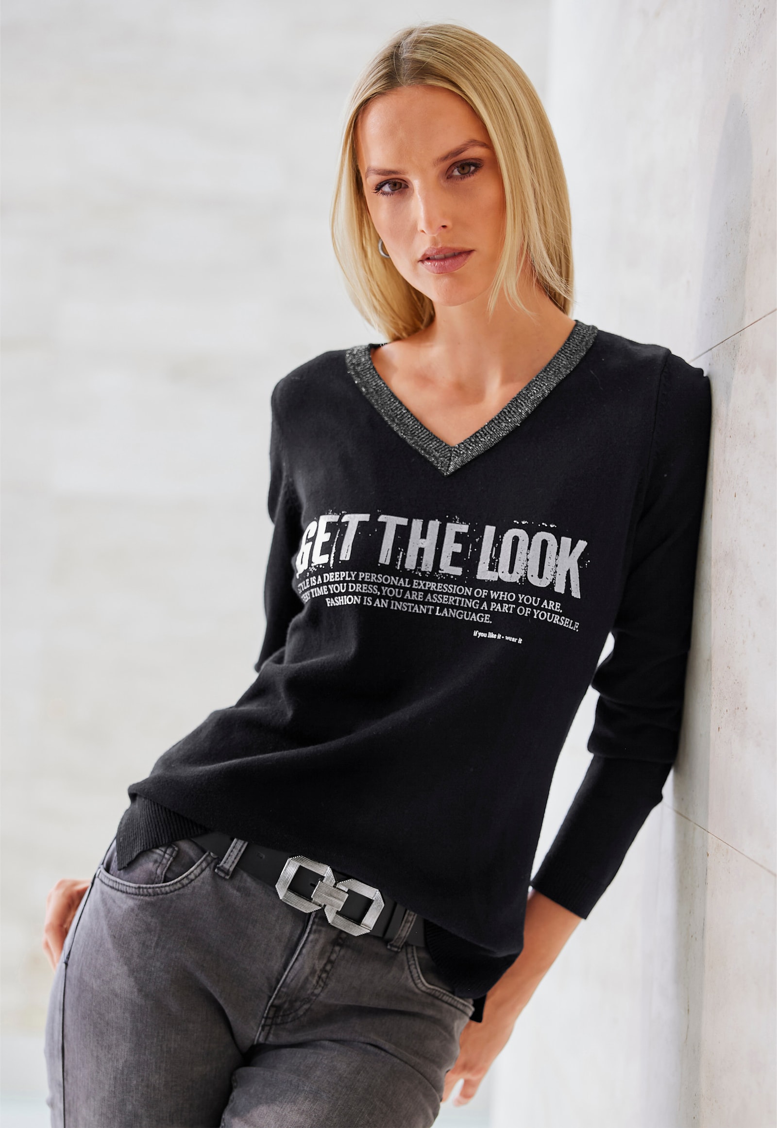 heine V-Ausschnitt-Pullover mit Schriftzug - schwarz-bedruckt