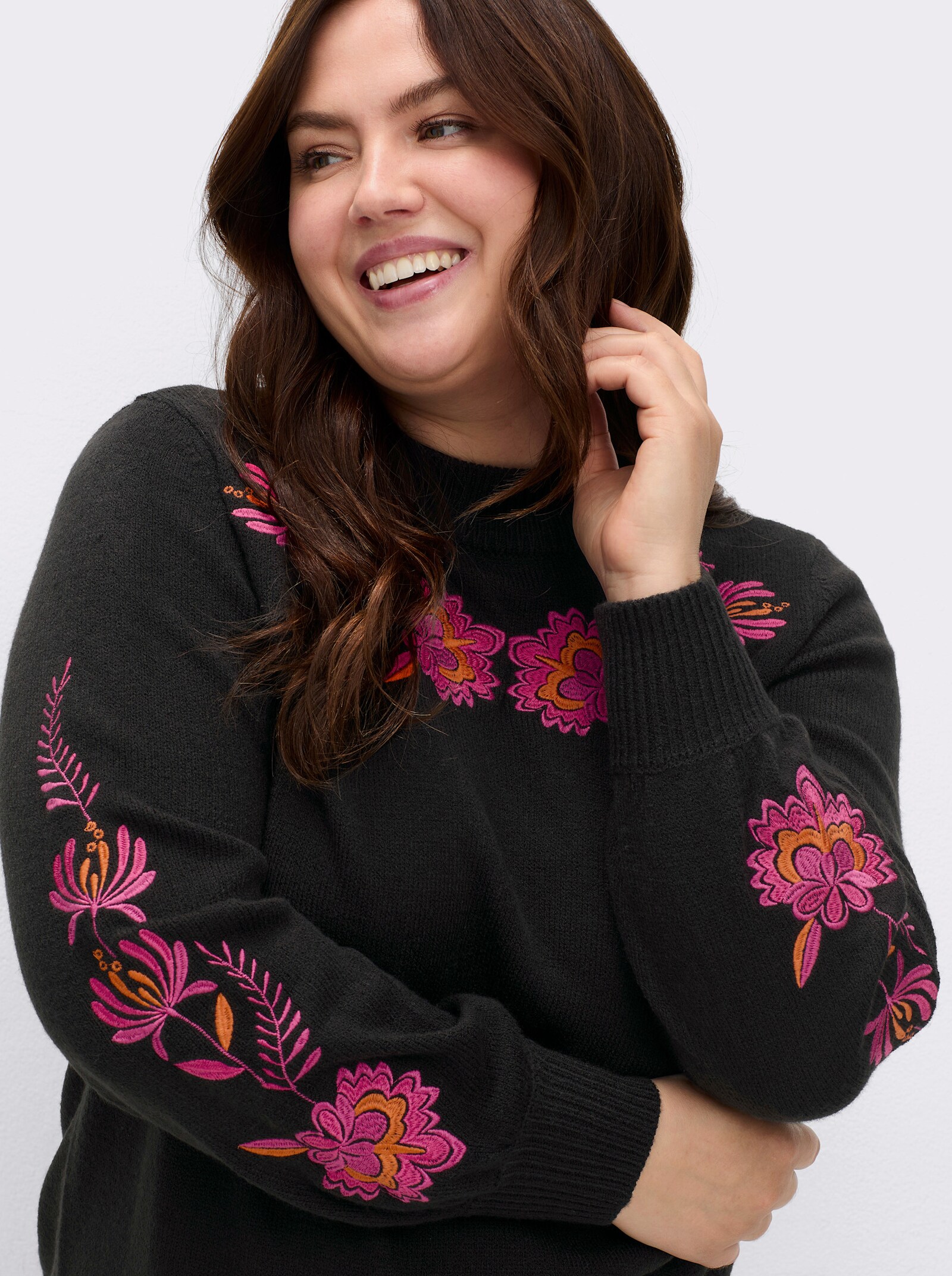 sheego by Joe Browns Pullover mit floralen Stickereien an Ärmeln und Kragen - schwarz-gemustert