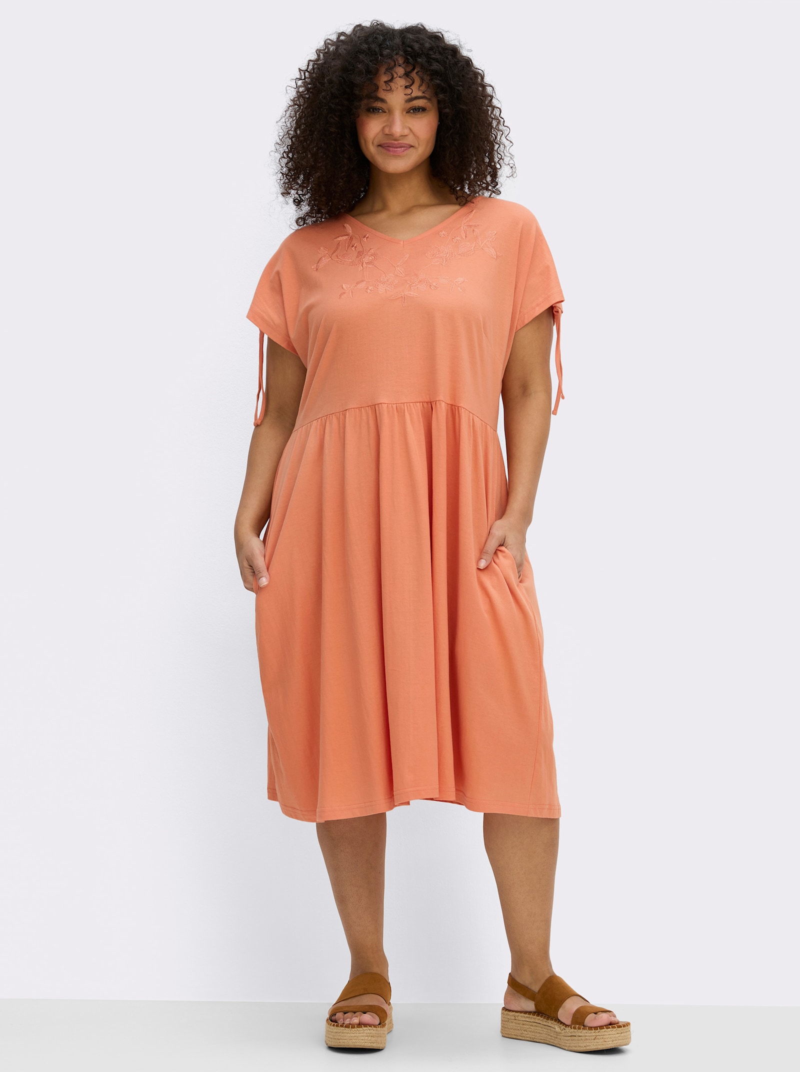 sheego Jerseyjurk met bloemenborduursel - papaya