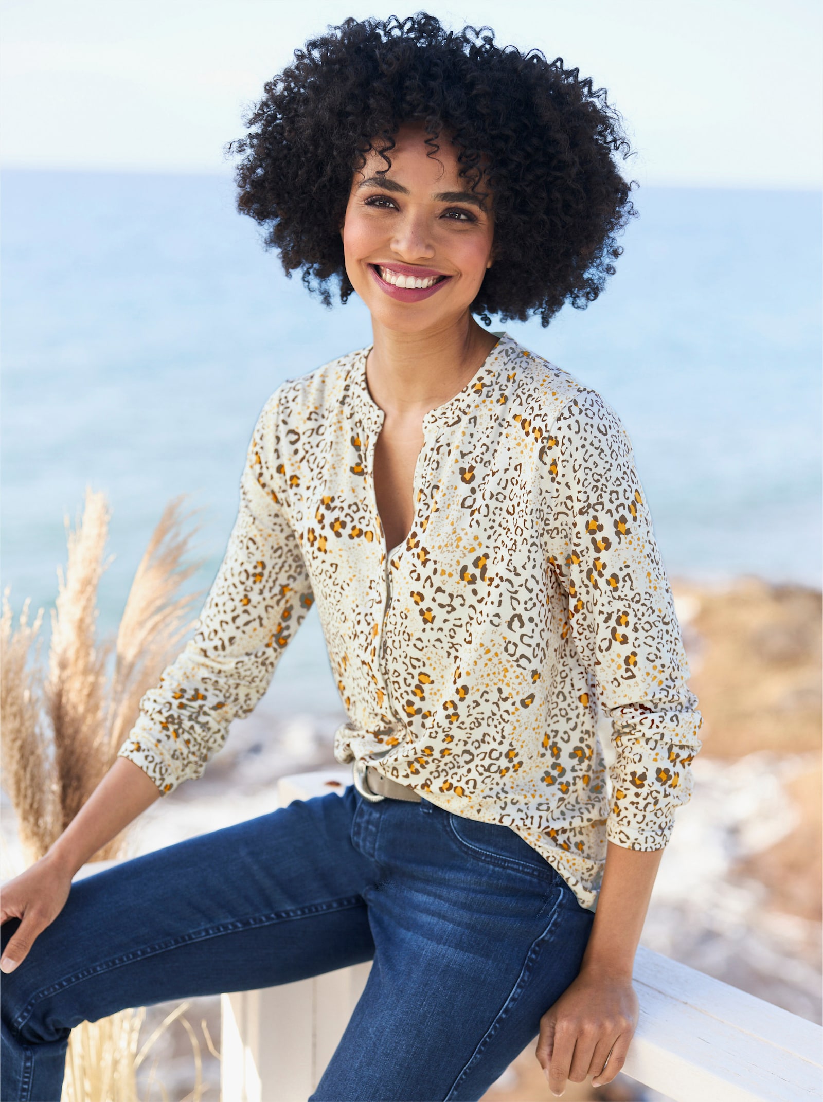 heine Blouse met lange mouwen en fluwelen garnering op de knoopsluiting - champagne/oker bedrukt