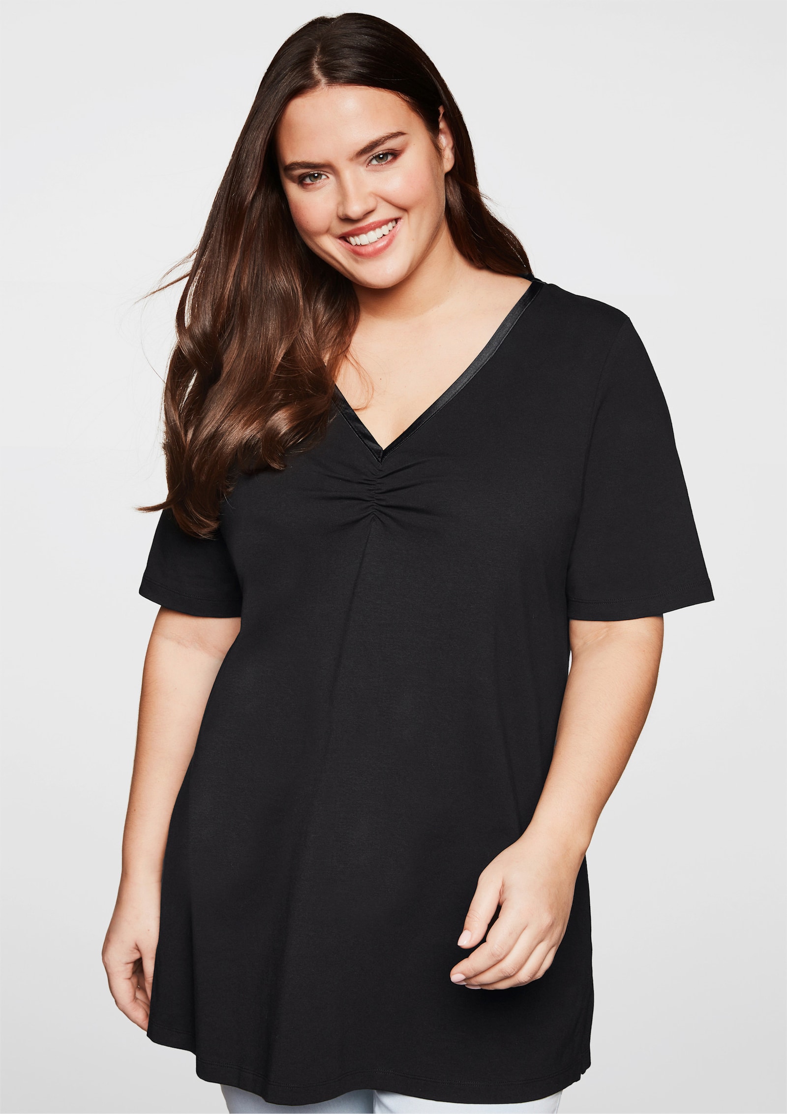 sheego Longshirt mit Raffung - schwarz