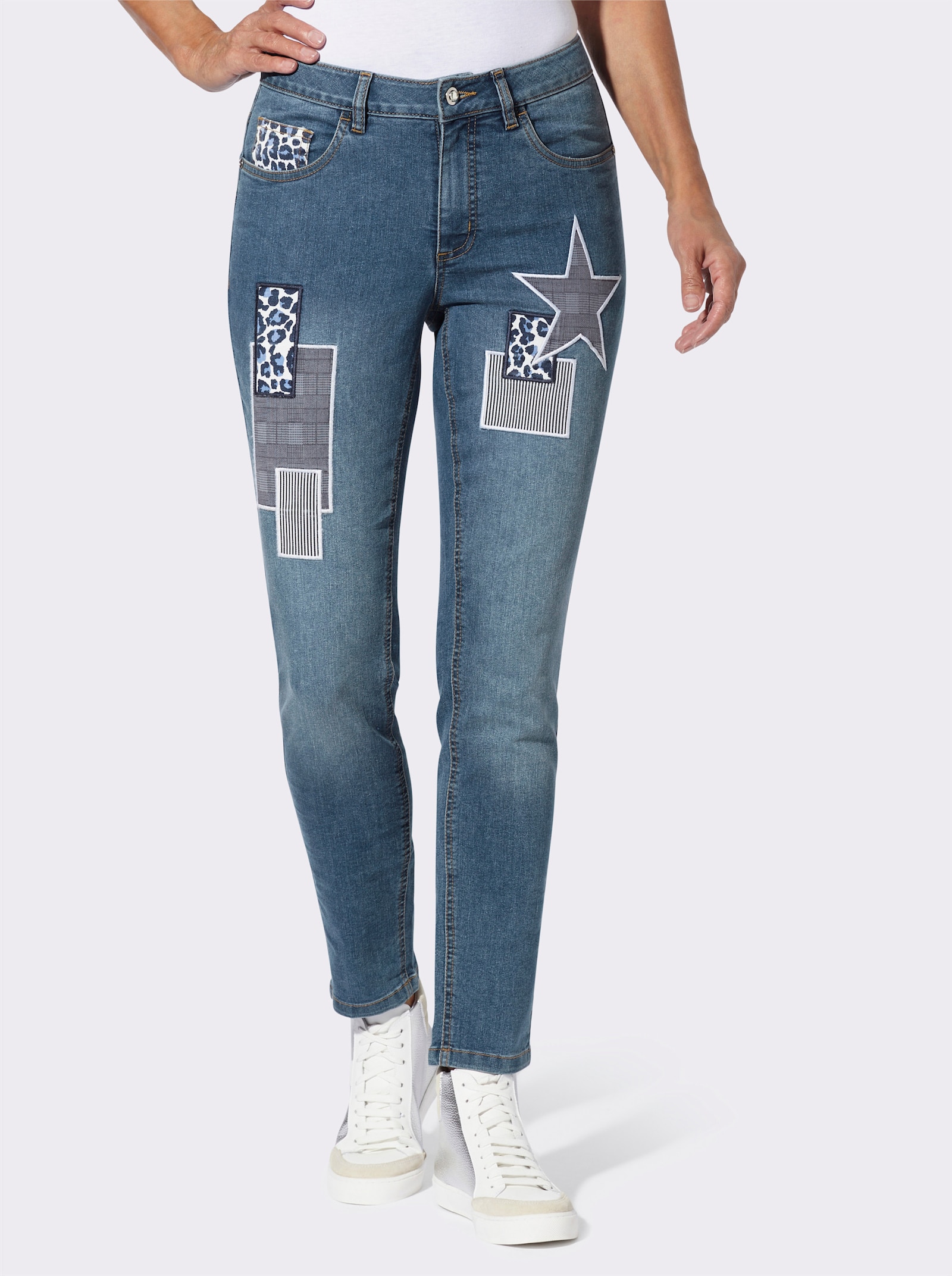 Jeans mit bedruckten Patches - blue-bleached
