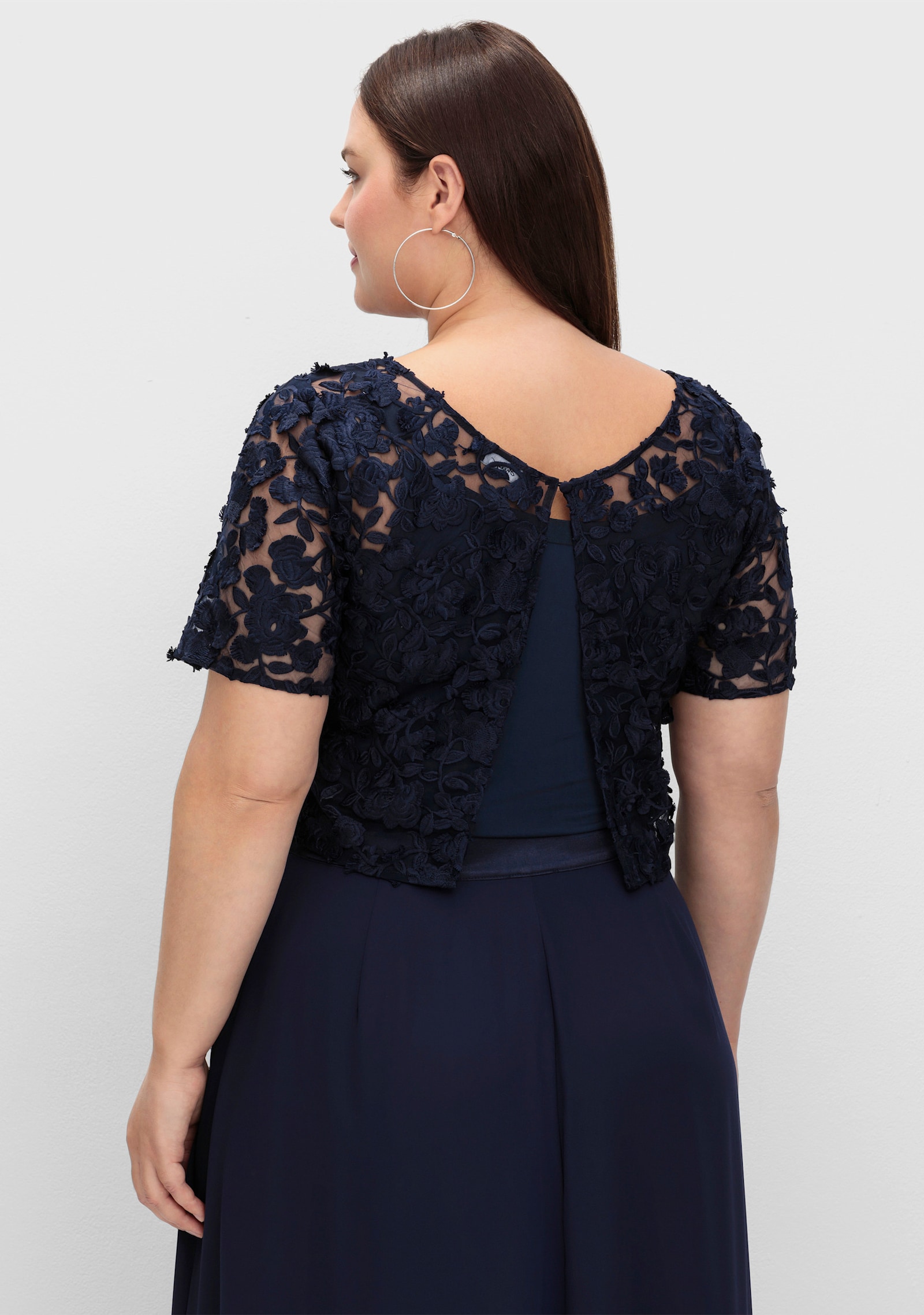 sheego Tunikashirt aus floraler Spitze, hinten offen - marine