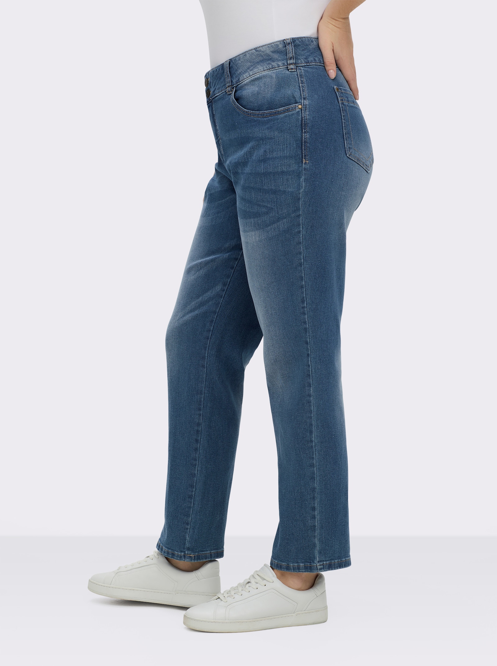 Jeans mit Nieten an den Taschen - blue-stone-washed