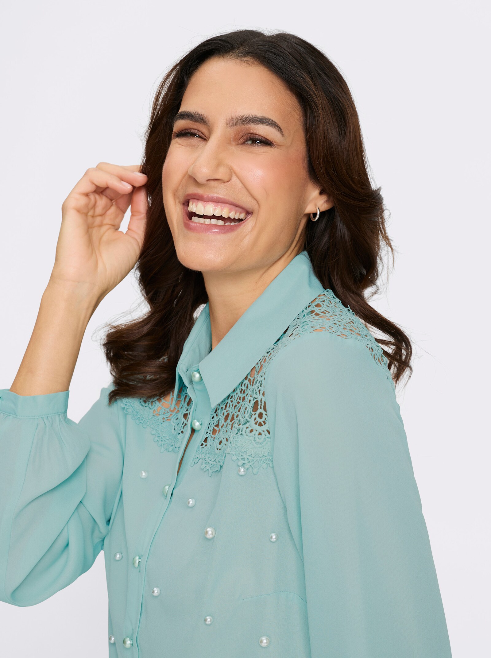 Longbluse mit Spitze und Zierperlen - kalkmint