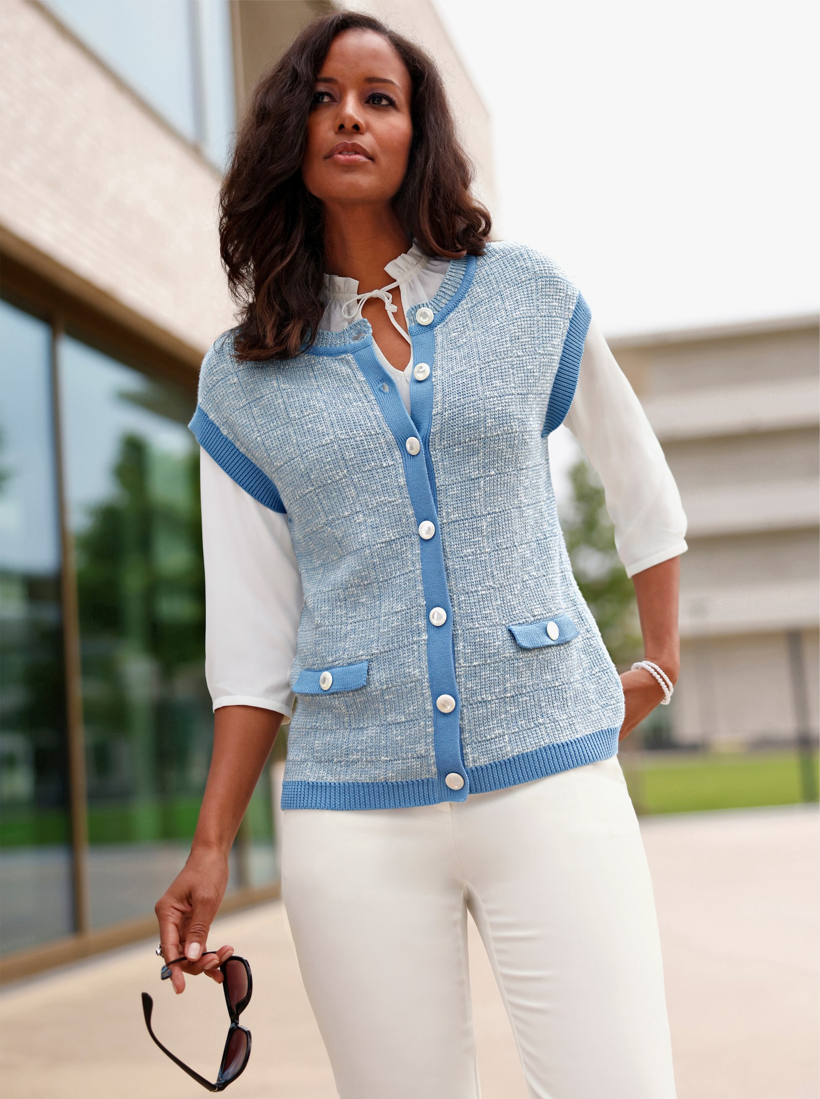 Strickweste mit imitierten Pattentaschen - himmelblau-ecru-gemustert