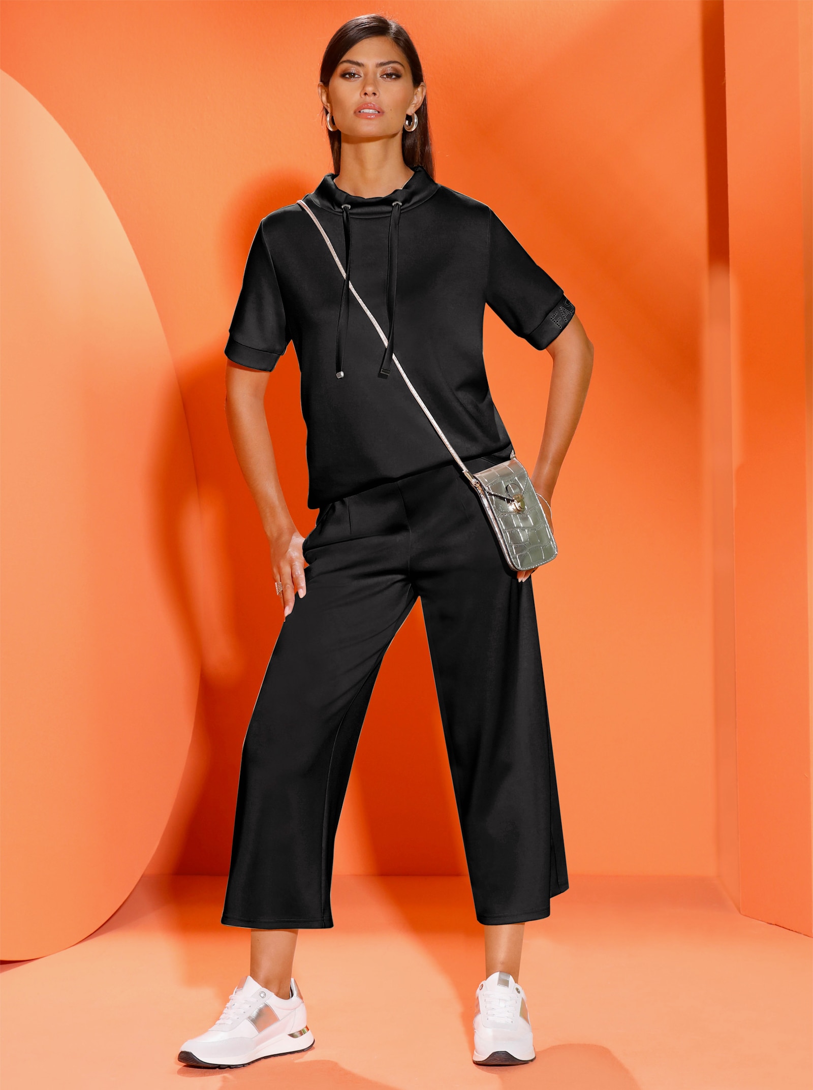 Stehkragenshirt in weichem Material - schwarz