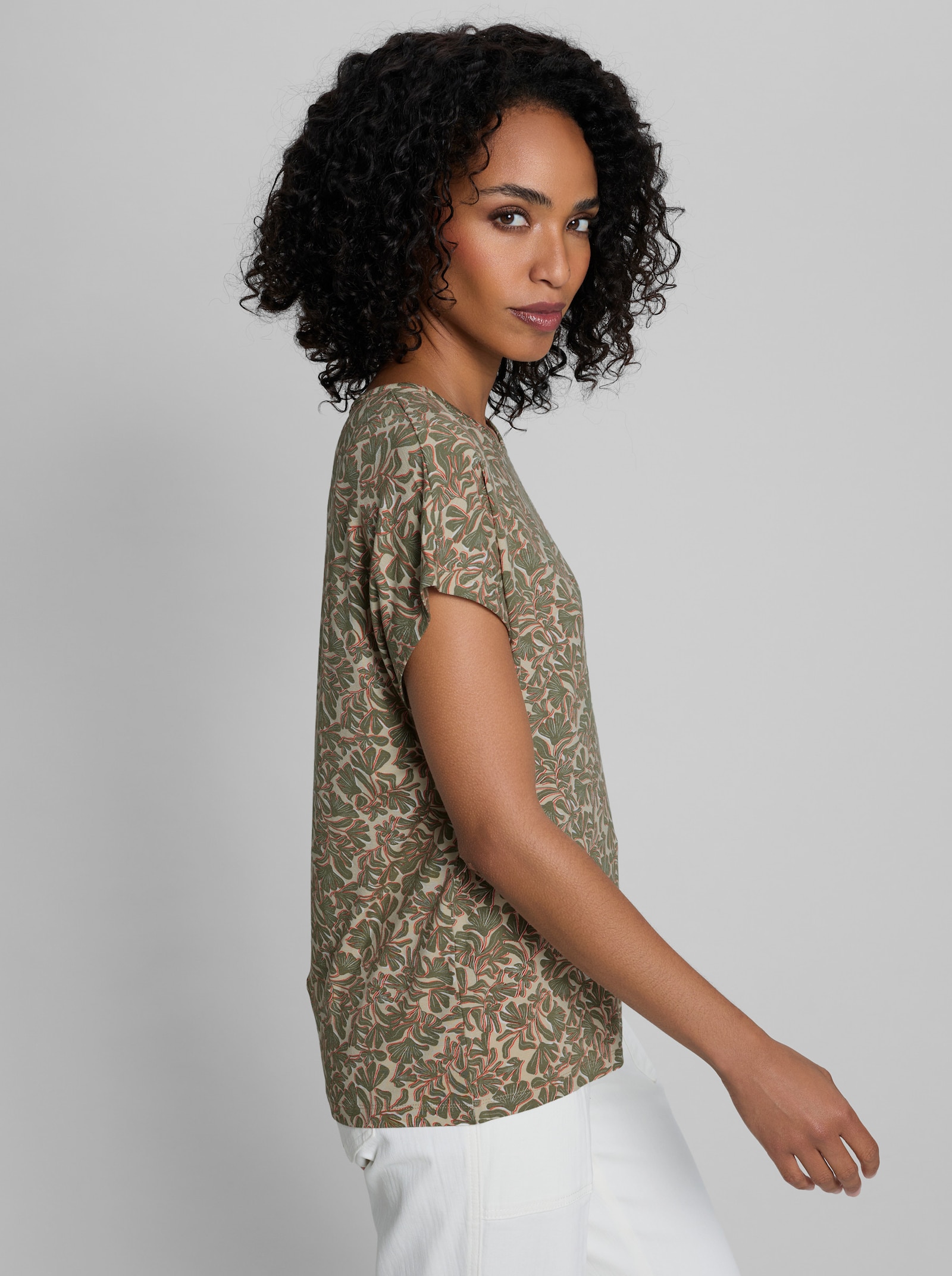 heine Kurzarmshirt mit Blätter-Print - khaki-sand-bedruckt