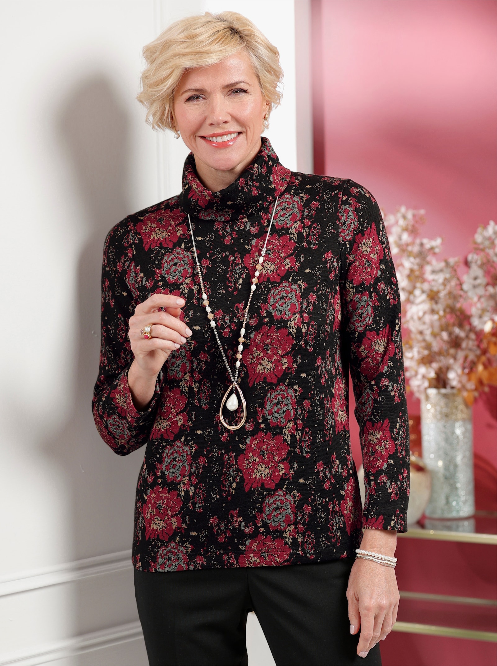 Rollkragenpullover im floralen Jacquard-Dessin - schwarz-dunkelrot-gemustert