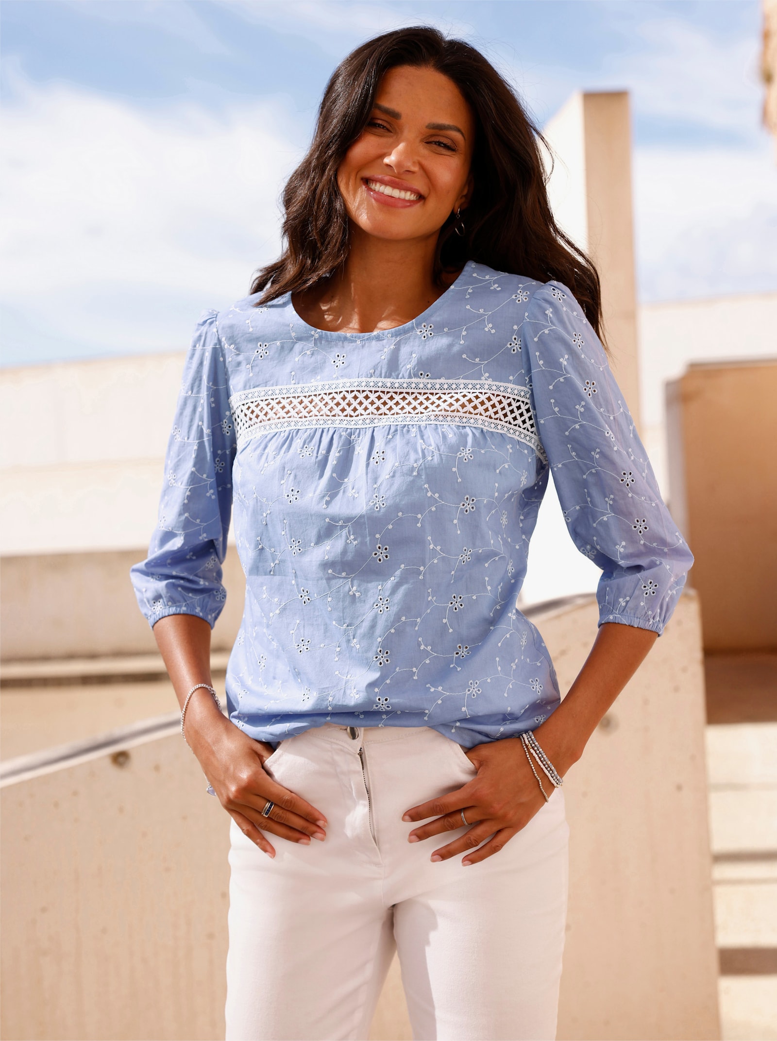 Schlupfbluse mit Spitze und Lochstickerei - bleu