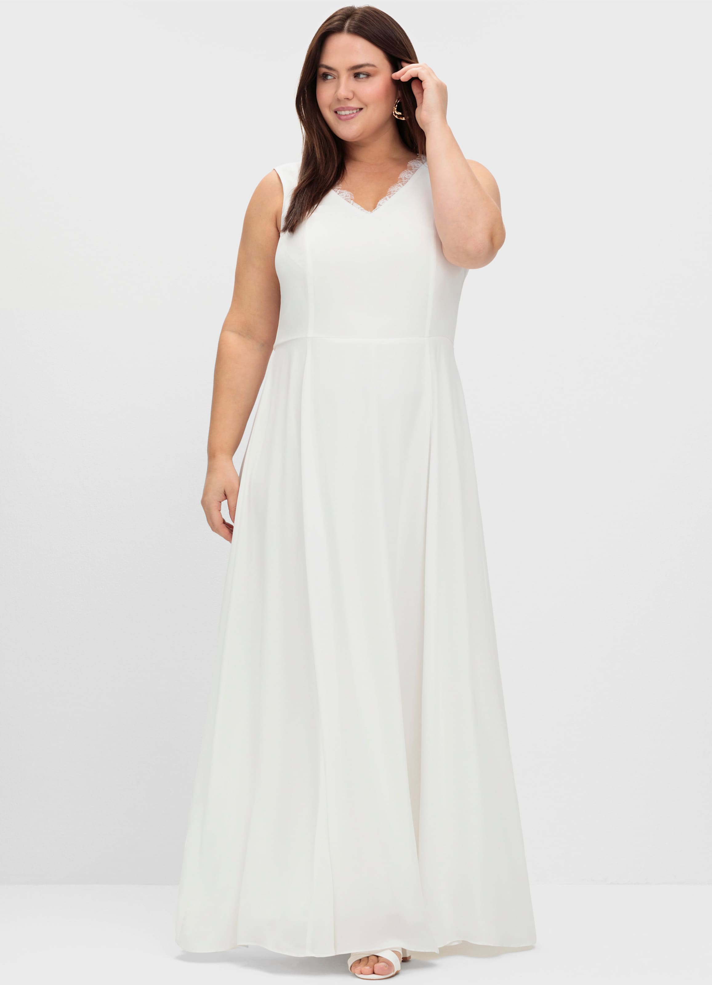 Hochzeitskleid aus Georgette, mit Muschelsaum-Spitze — wie man einen Apfeltyp kleidet und welche Kleider der Figur schmeicheln