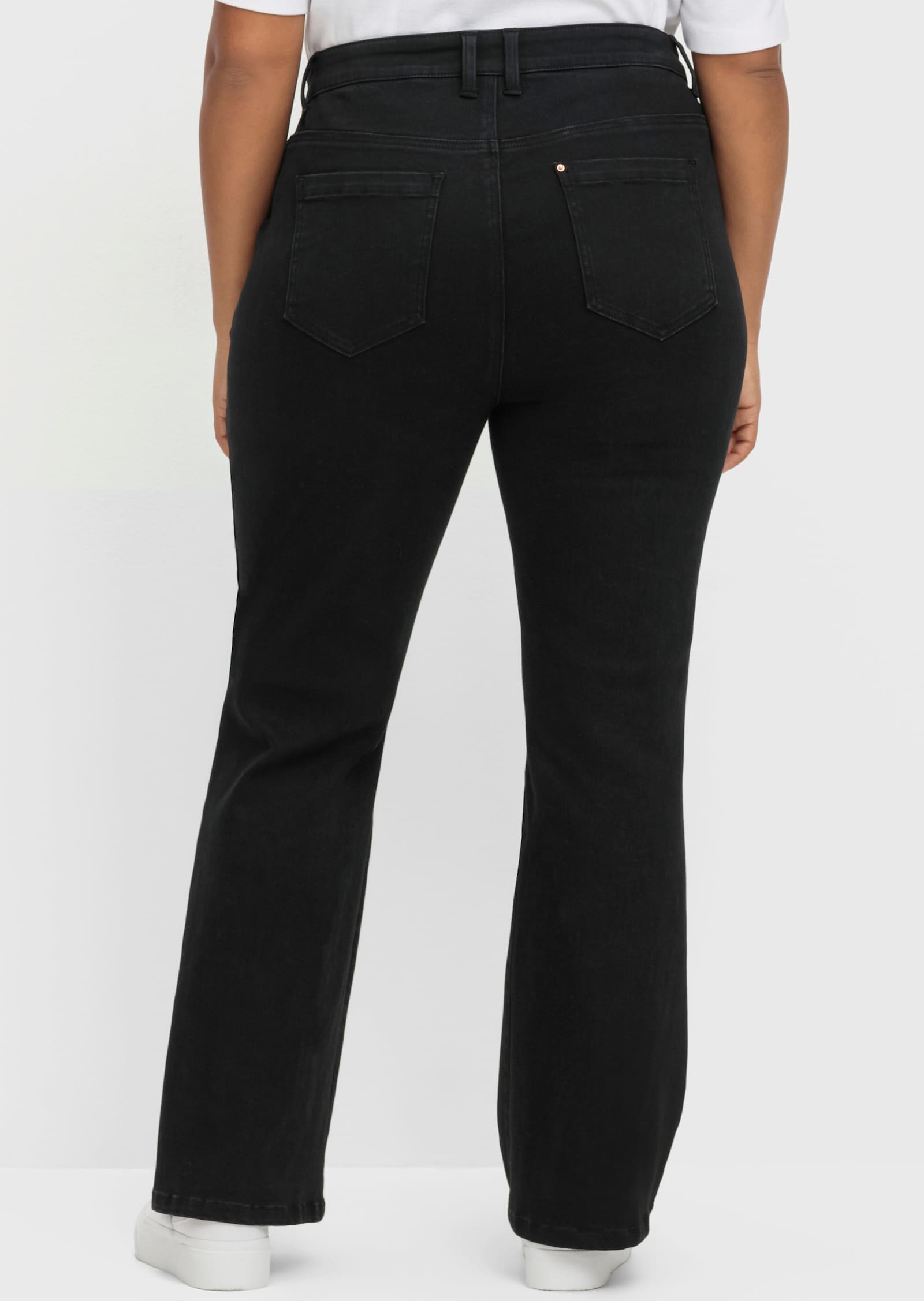 sheego Jean avec effet sculptant, bootcut - noir denim