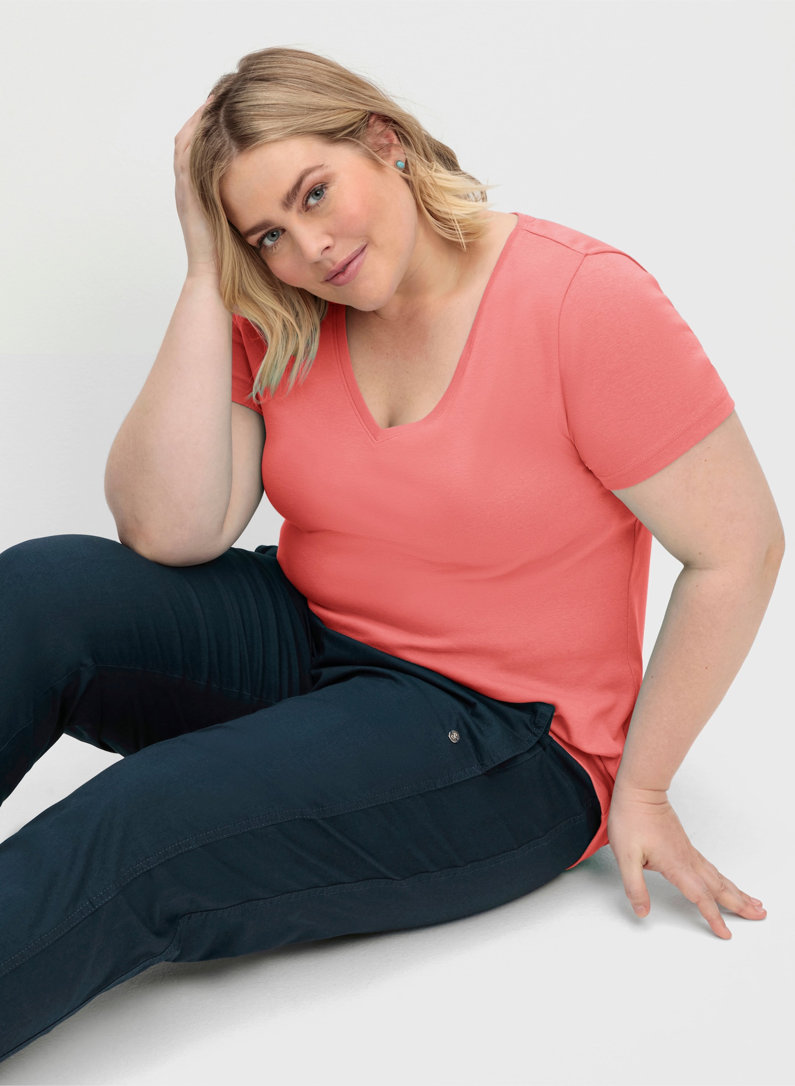 sheego T-Shirt mit V-Ausschnitt, Rippqualität - koralle