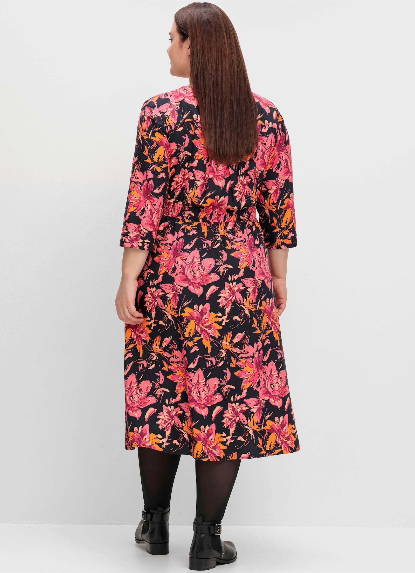 sheego Druckkleid mit gesmokter Taille, Midi-Länge - schwarz-gemustert