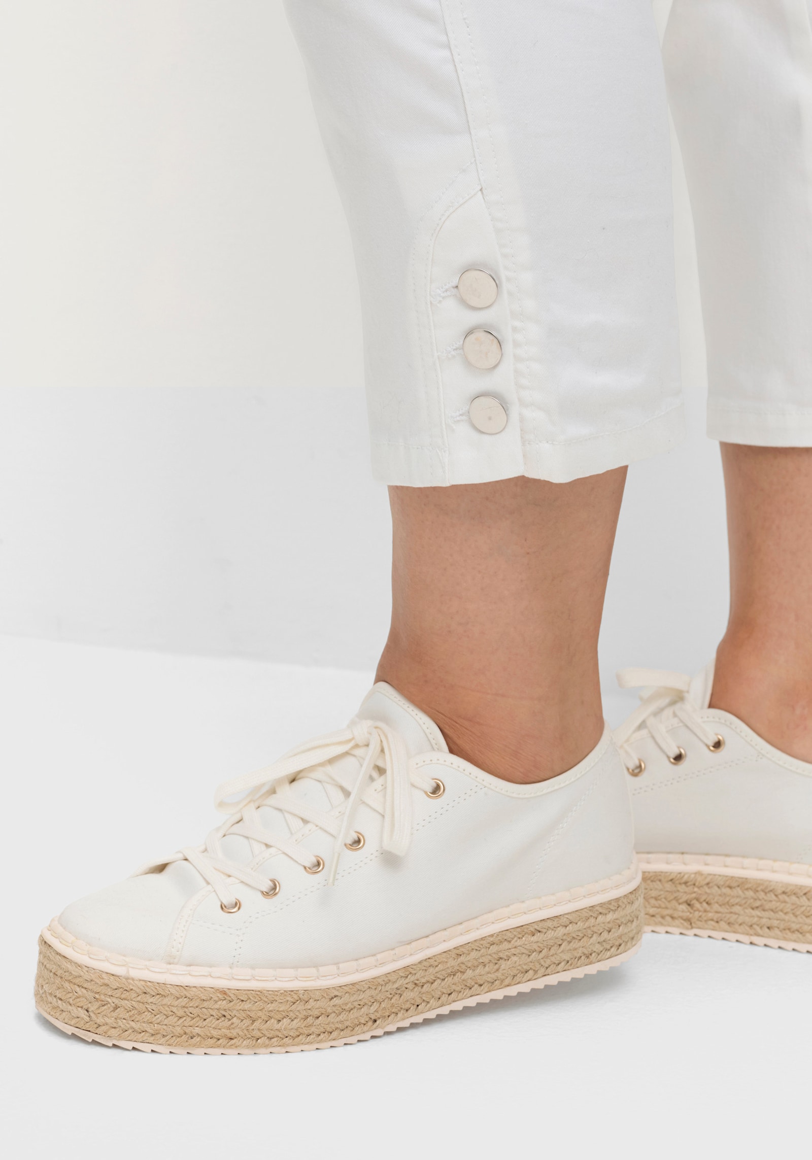 7/8-Jeans mit seitlichen Zierknöpfen - weiß