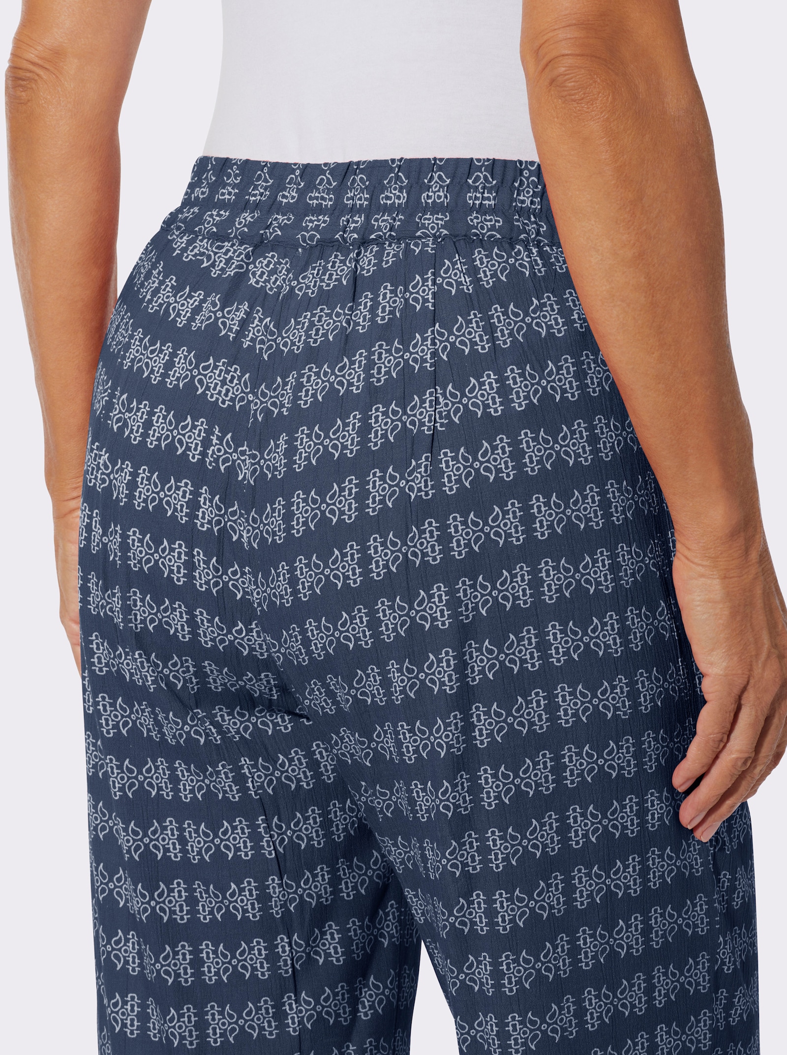 Druckhose in weiter Form - dunkelblau-ecru-bedruckt