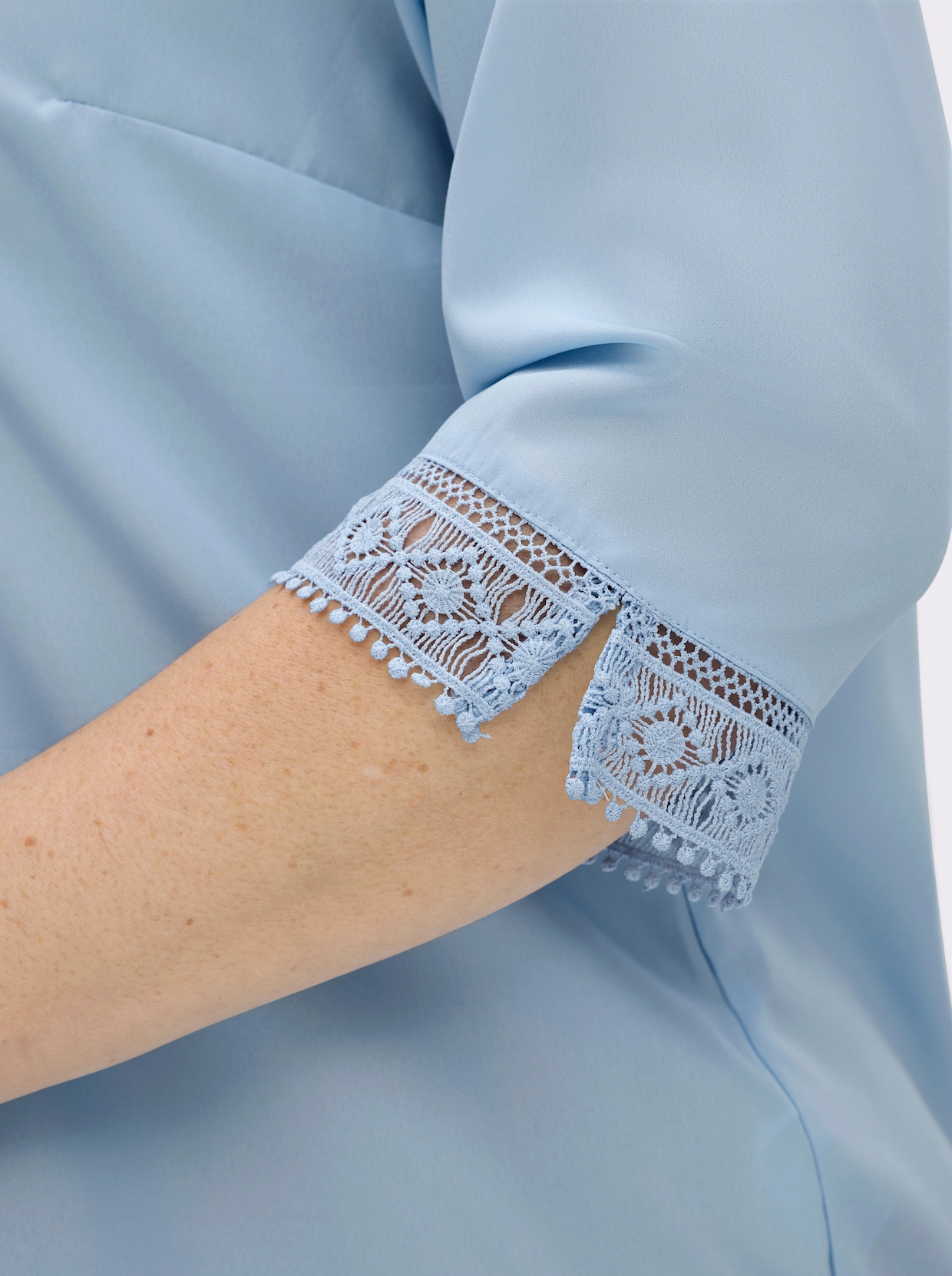 Schlupfbluse mit Spitze - eisblau