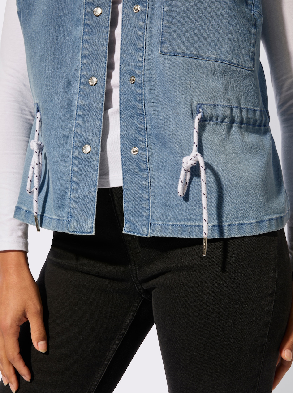 Jeansweste mit Kordelgürtel - blue-bleached