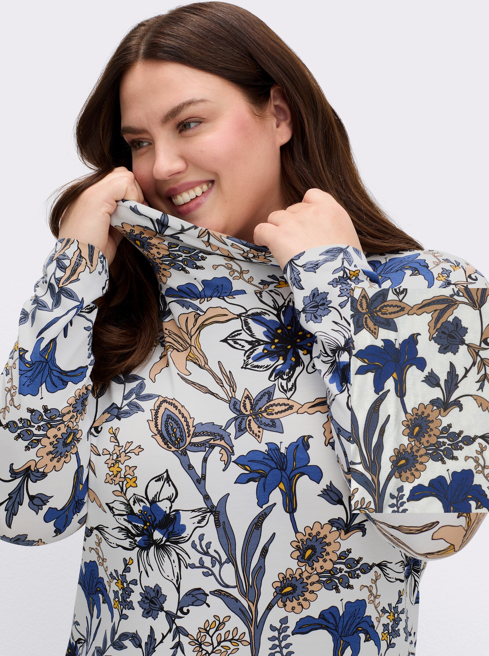 Print-Shirt mit halsfernem Rollkragen - ecru-royalblau-bedruckt