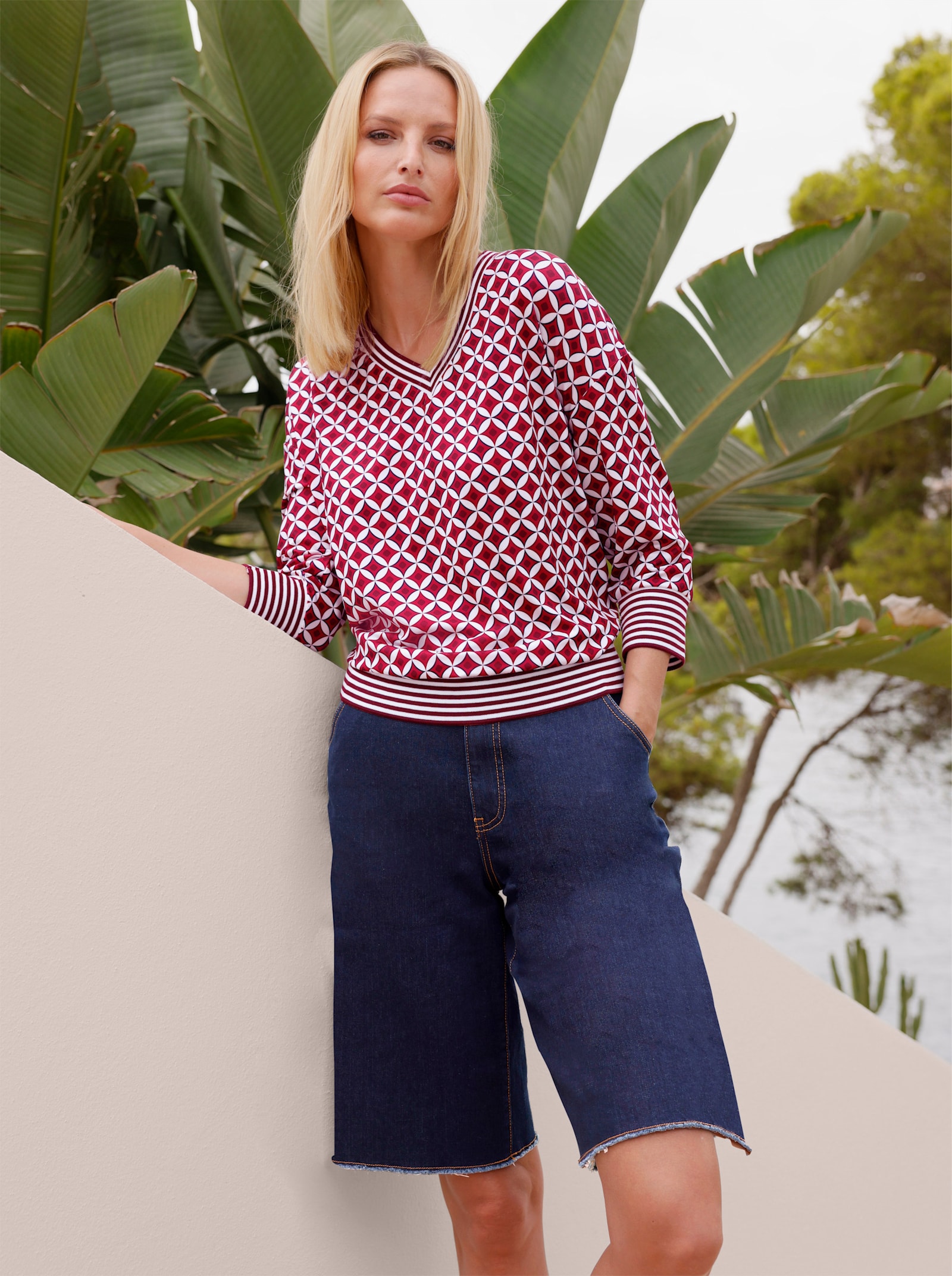 heine Blusenshirt in Koffer-Qualität - ecru-rot-bedruckt