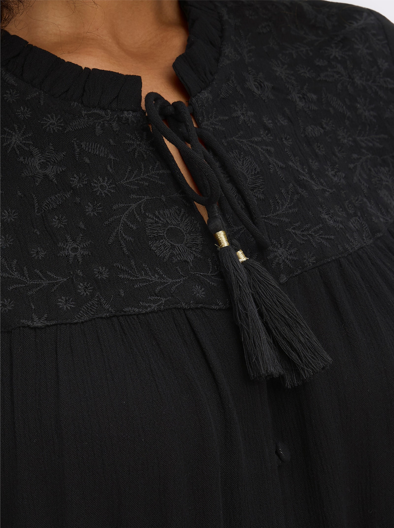 sheego Crinklebluse mit bestickter Passe - schwarz