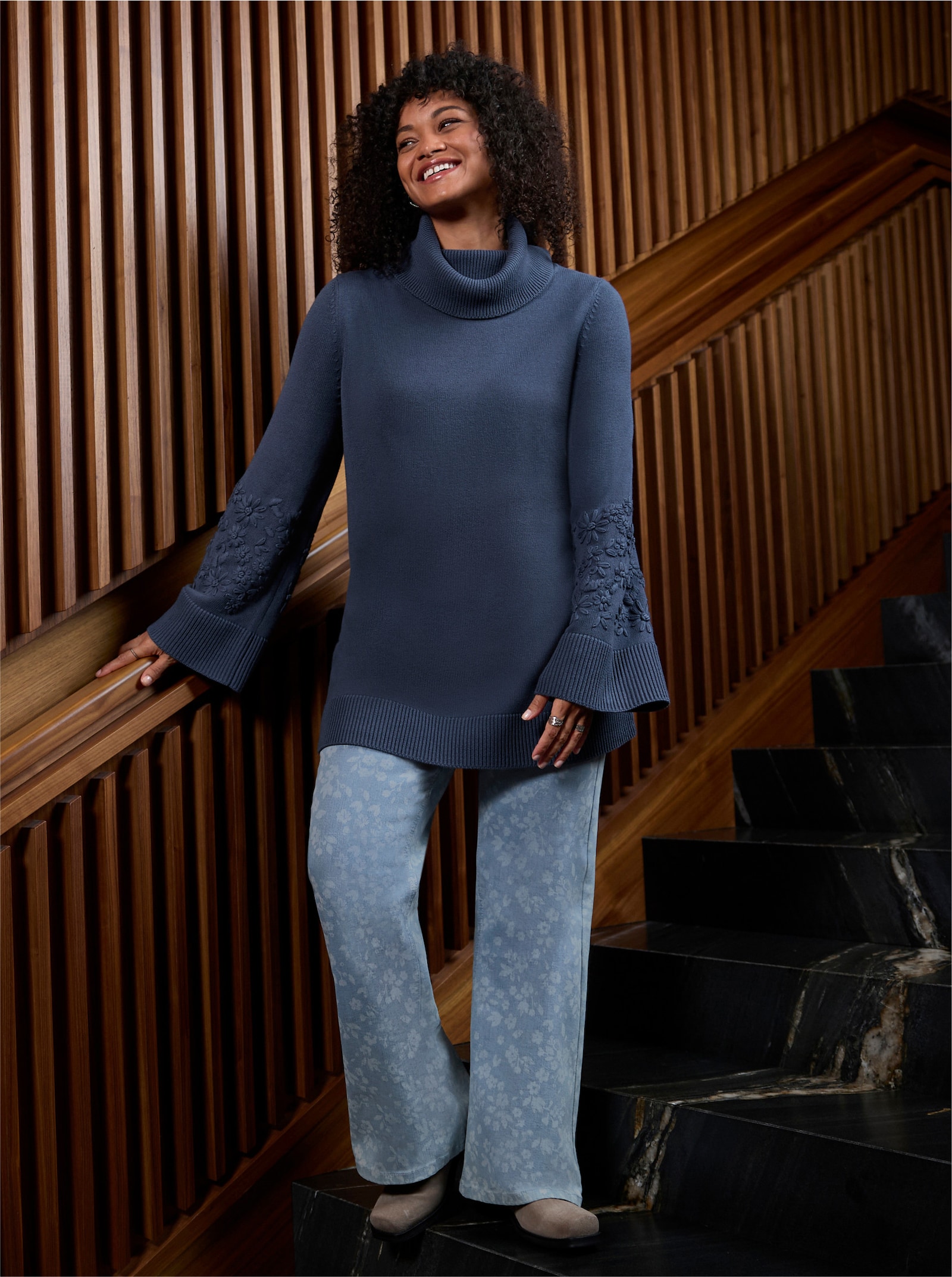 sheego Rollkragenpullover mit Stickereien am Ärmel - rauchblau
