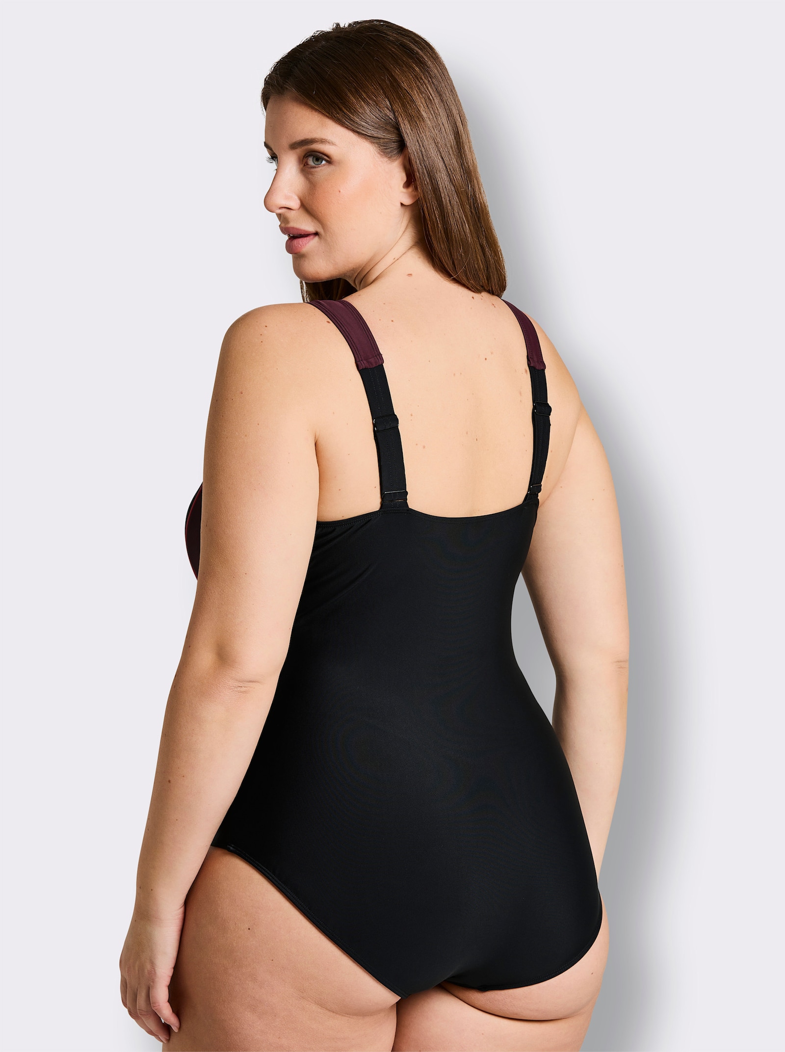 sheego Badeanzug mit Kontrast-Partien und Shaping-Effekt - schwarz-burgund