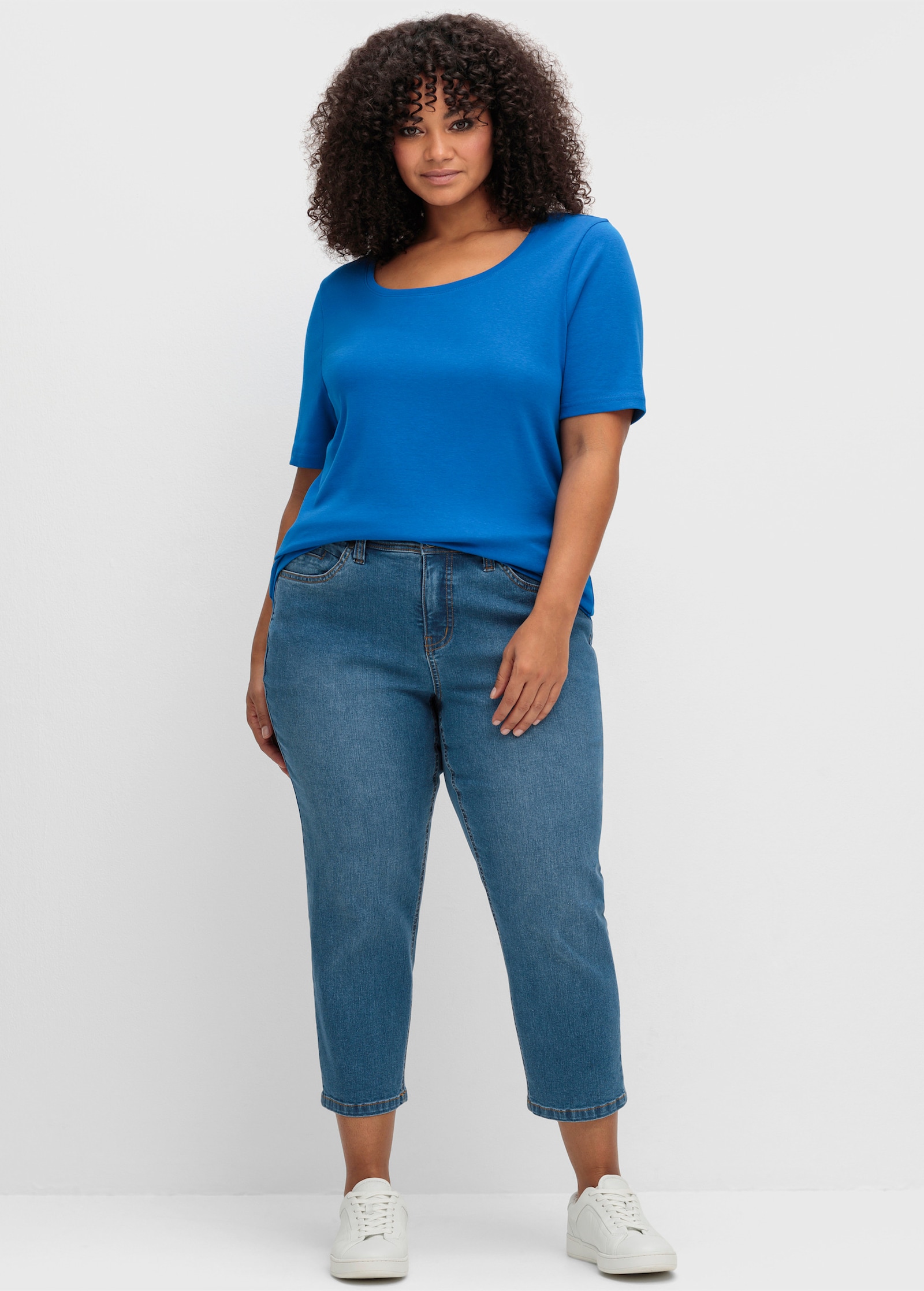 sheego T-Shirt mit tiefem Rundhalsausschnitt - kobaltblau