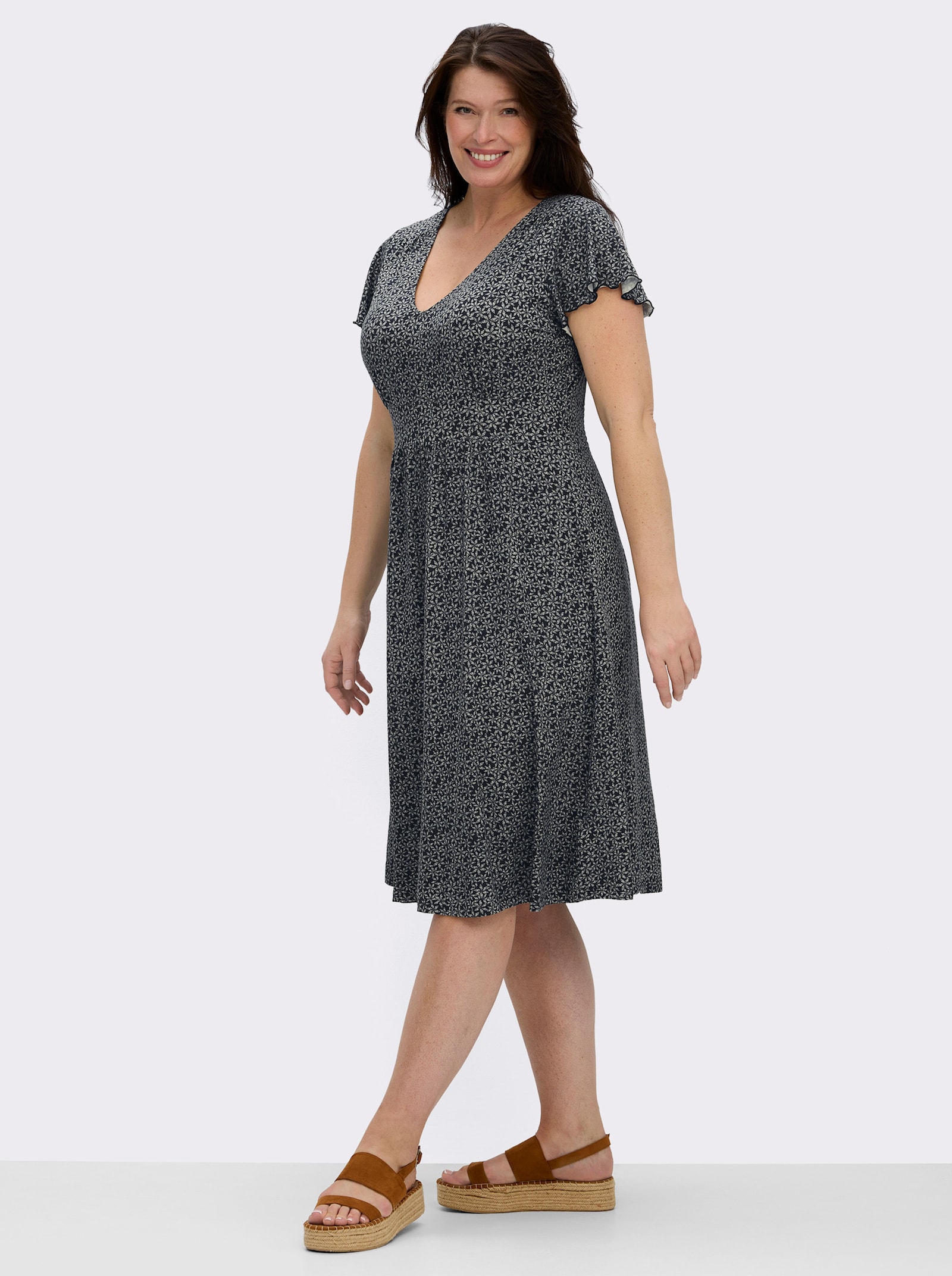 Jerseykleid mit Flügelärmeln und Smokpartie hinten - schwarz-weiß-bedruckt