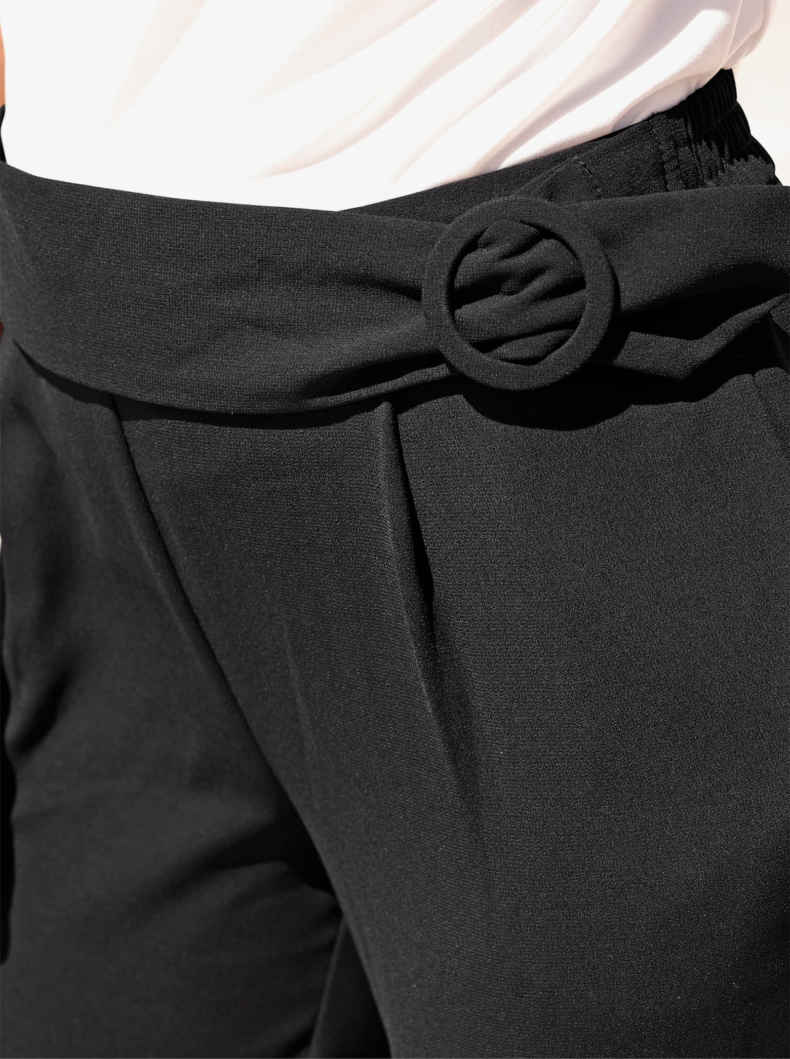 Culotte mit runder Zierschnalle - schwarz