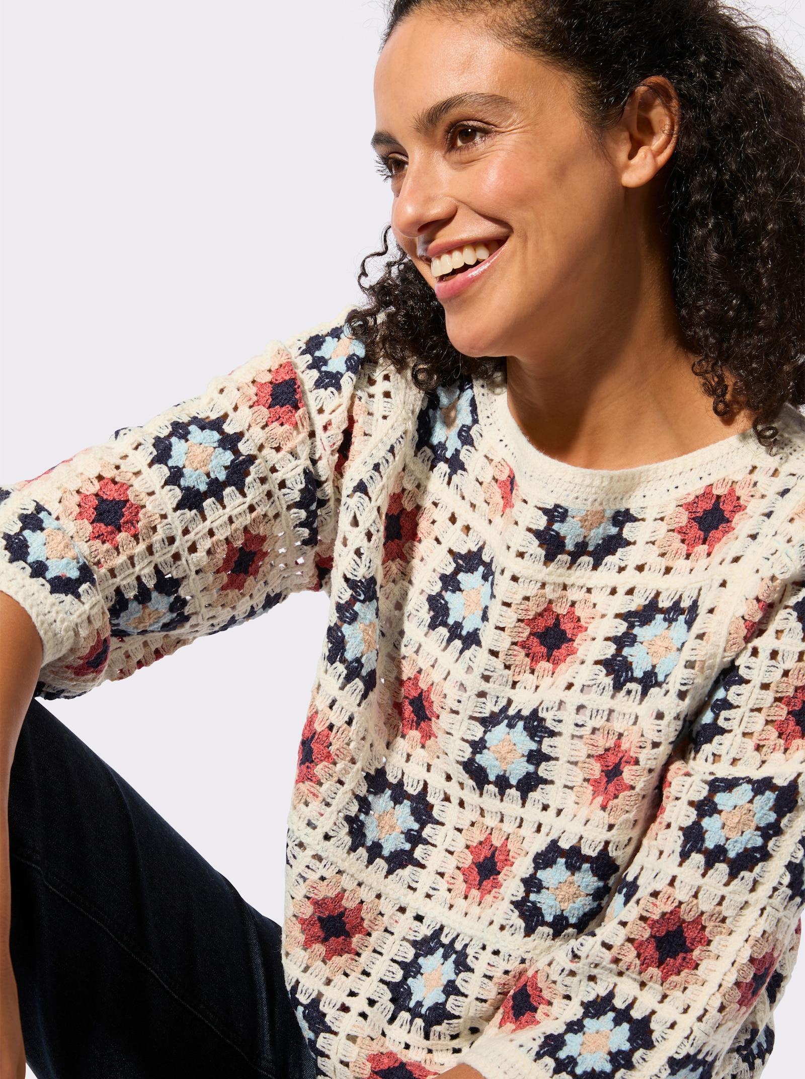 Pullover in Häkel-Optik - ecru-koralle-gemustert