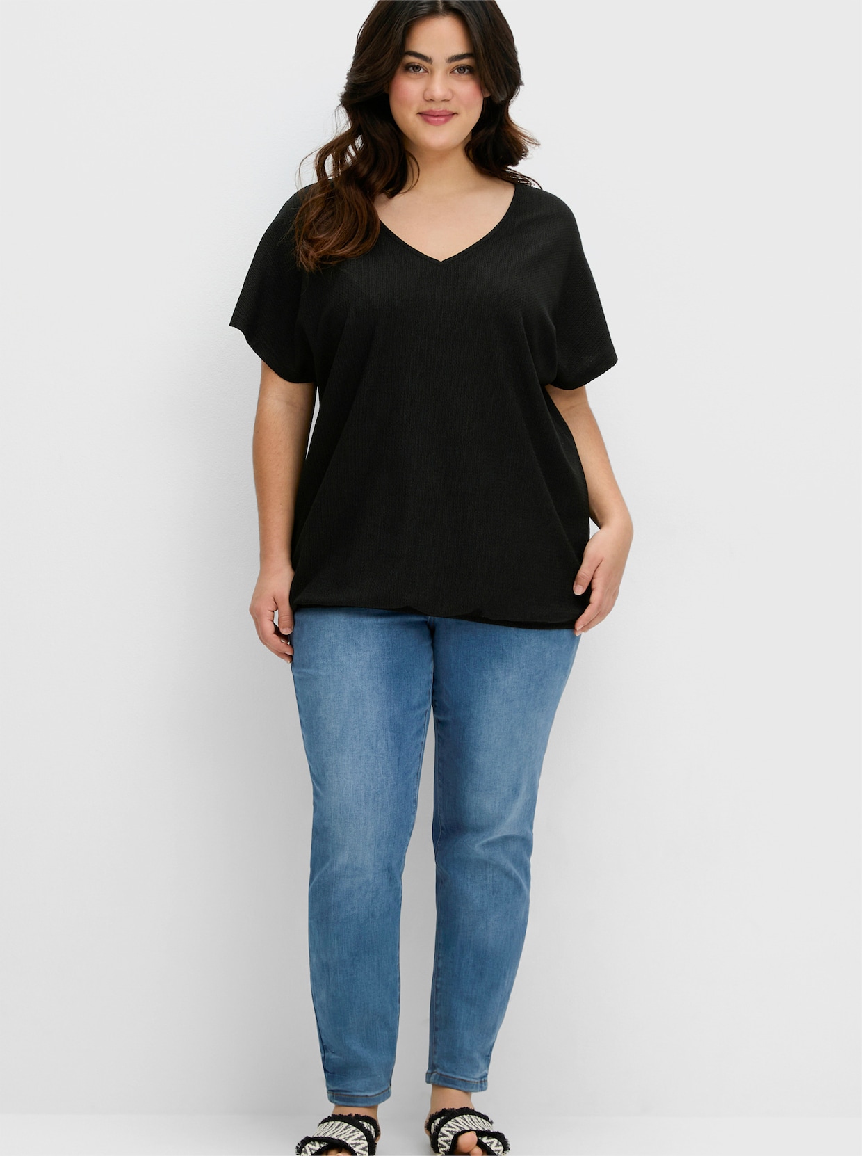 sheego V-Shirt - schwarz