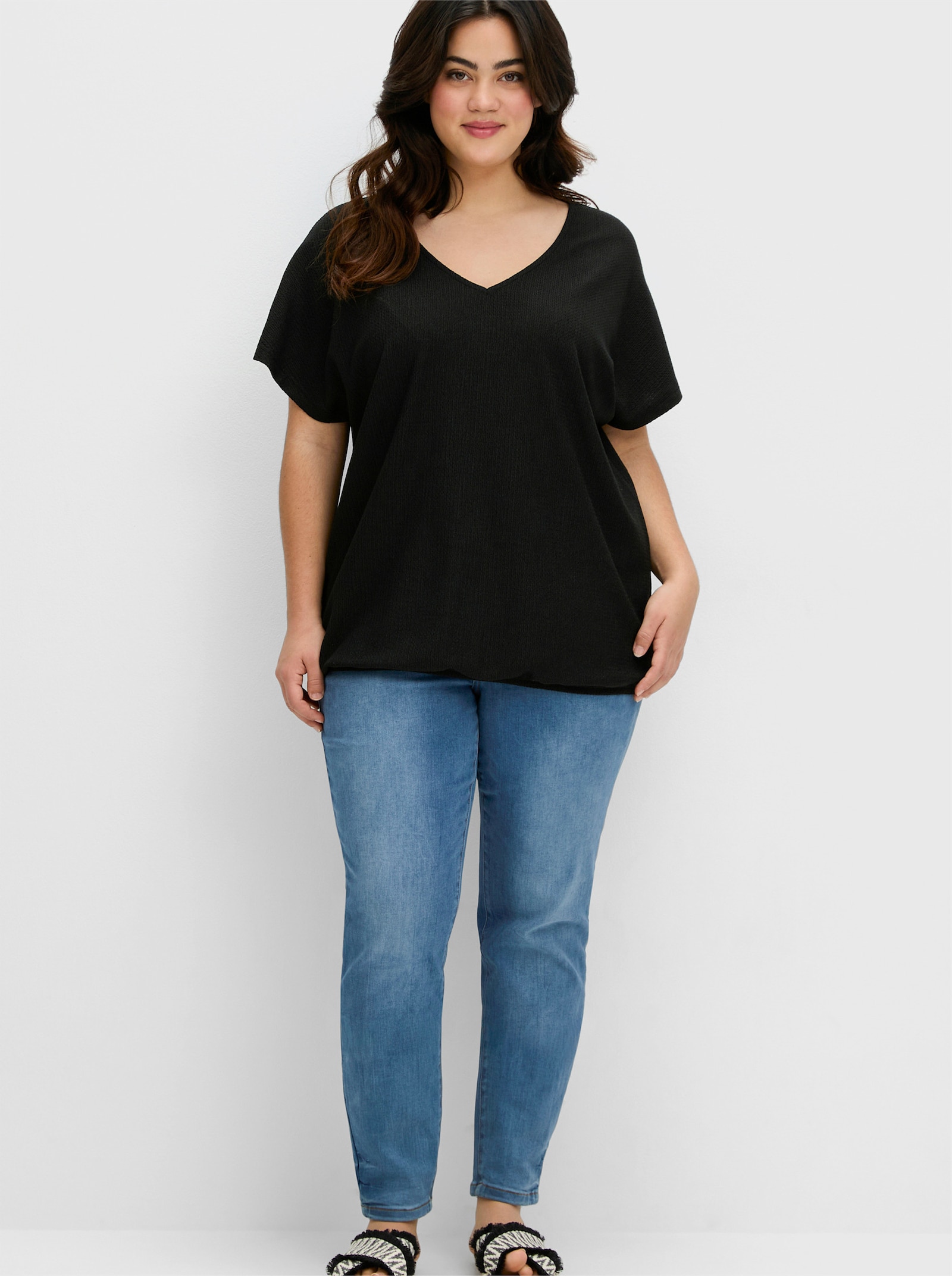 sheego V-Shirt aus Struktur-Jersey, mit Gummizugsaum - schwarz