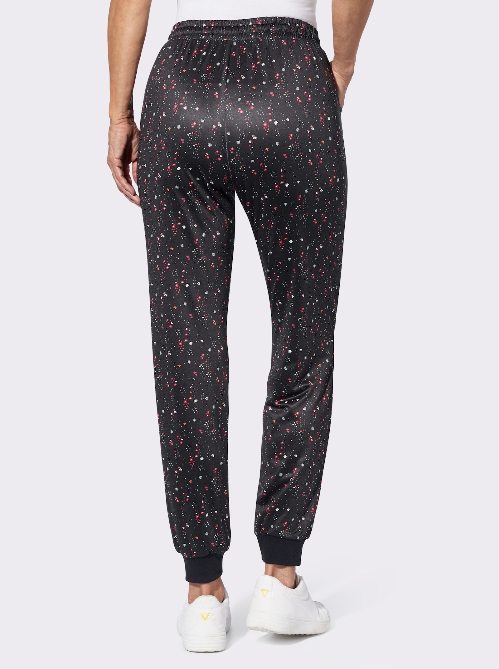 Freizeithose mit Fußbündchen - schwarz-bedruckt