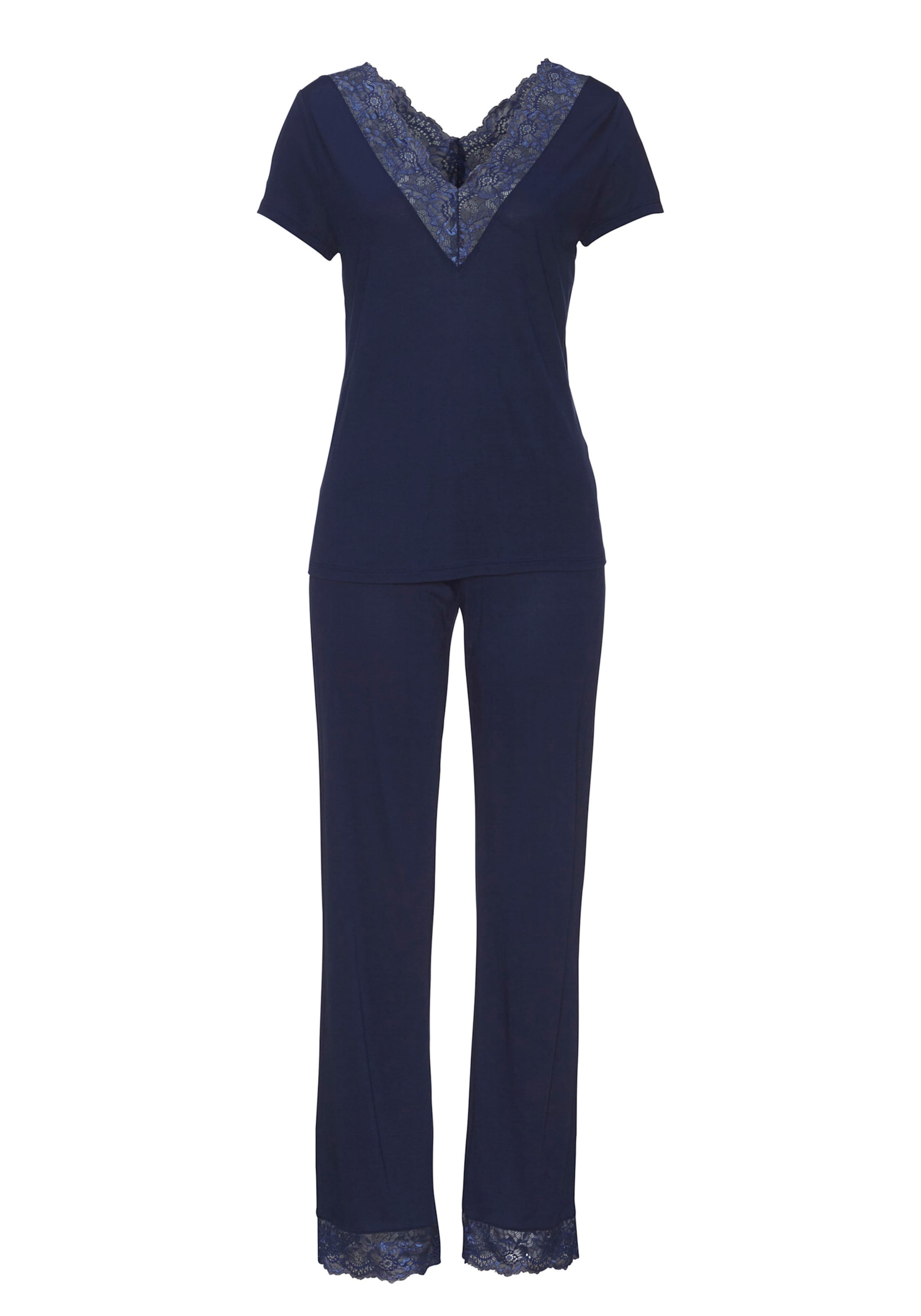 Hose lang günstig Kaufen-Pyjama in nachtblau von LASCANA. Pyjama in nachtblau von LASCANA <![CDATA[Verführerischer Schlafanzug von Lascana. T-Shirt mit tiefem V-Ausschnitt und Spitzendetails. Lange Hose mit elastischem Bund. Trageangenehme Qualität aus Viskose.]]>. 