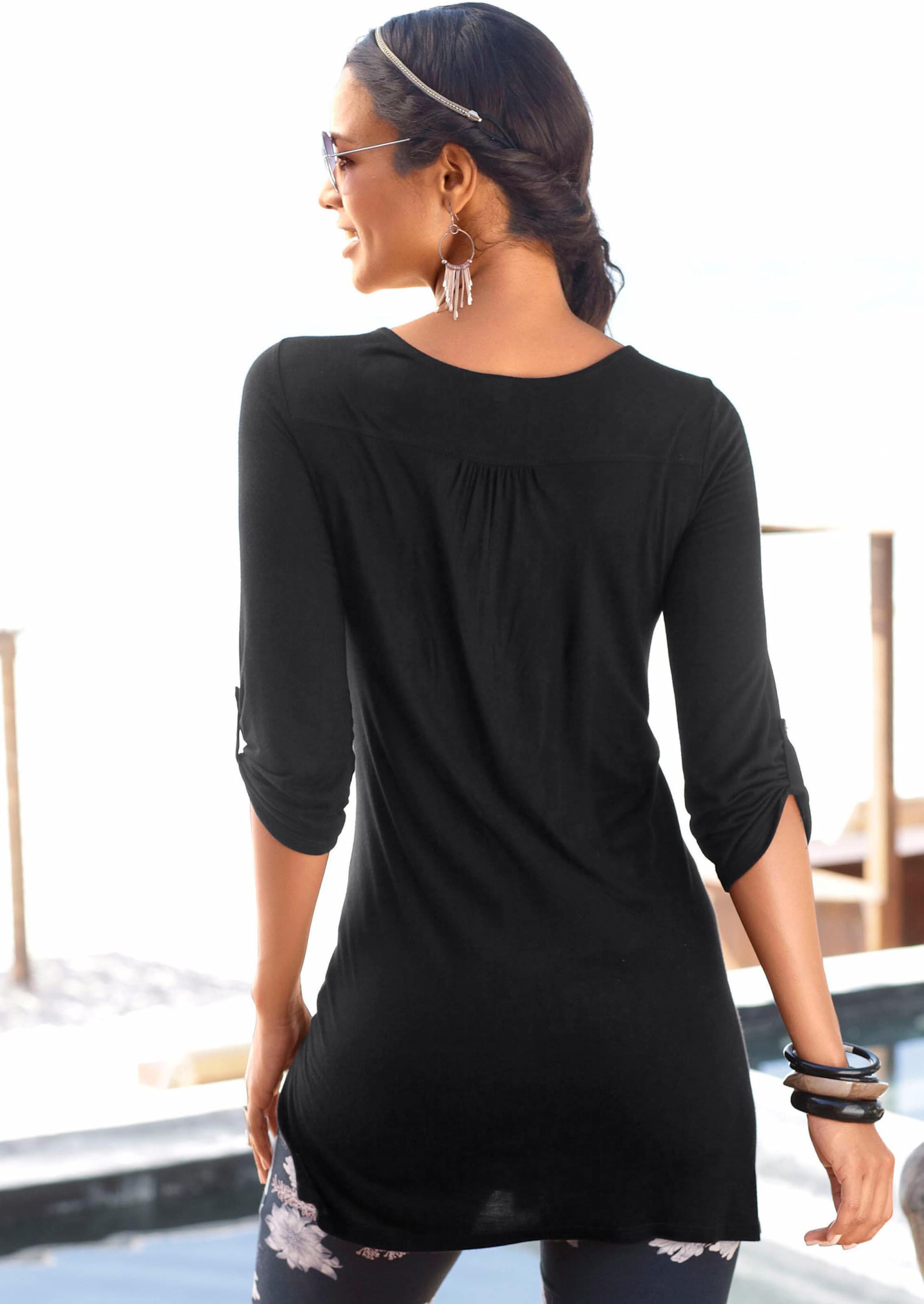 Riegel günstig Kaufen-Longshirt in schwarz von LASCANA. Longshirt in schwarz von LASCANA <![CDATA[Longshirt von LASCANA mit Spitzenborte am V-Ausschnitt und Raffung im Rücken. ¾-lange Ärmel mit Riegel zum Regulieren. Länge ca. 80 cm. Aus 100% Viskose. Spitze: 100% Baumwoll