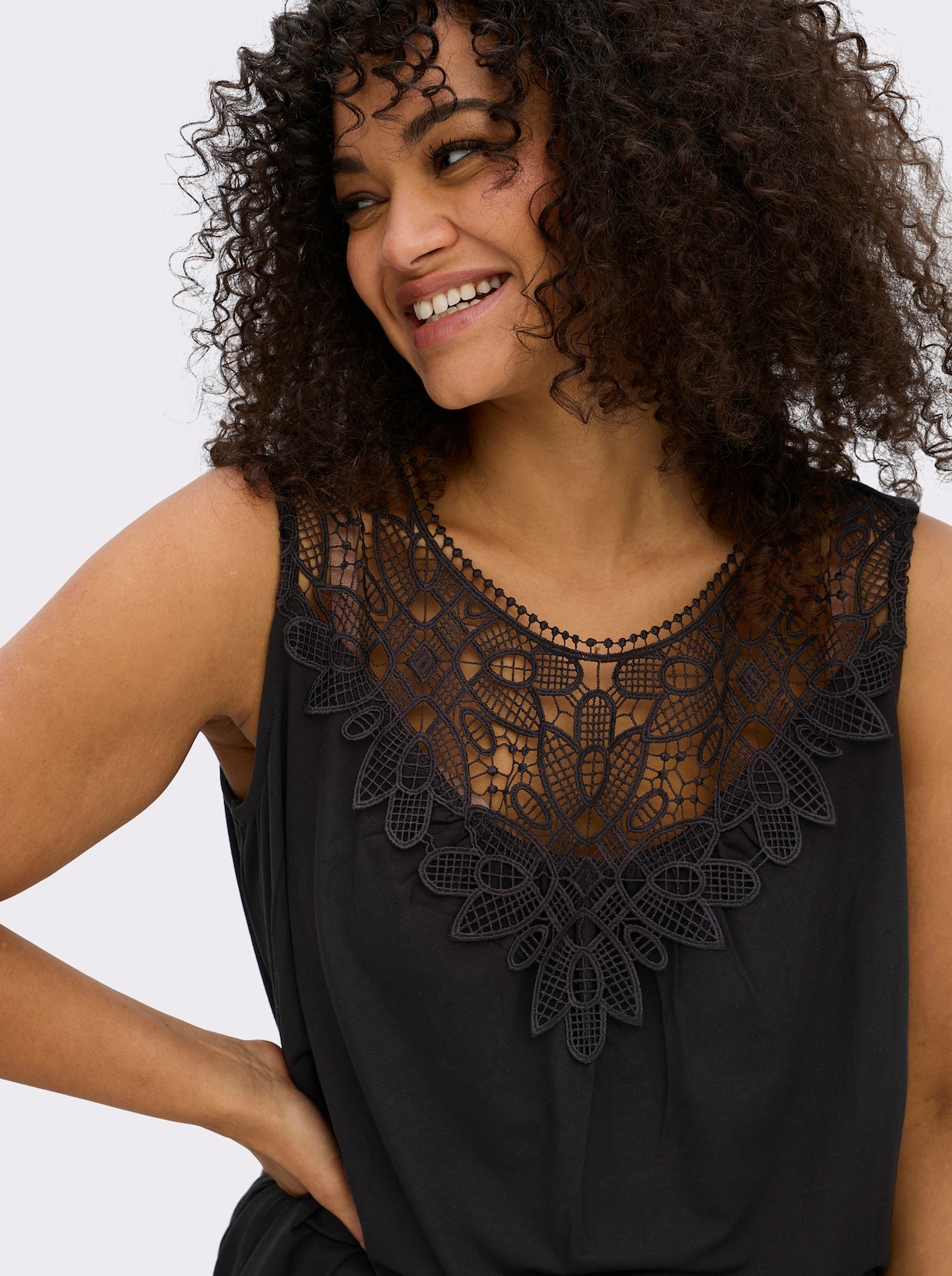 Shirttop mit Spitze am Ausschnitt - schwarz