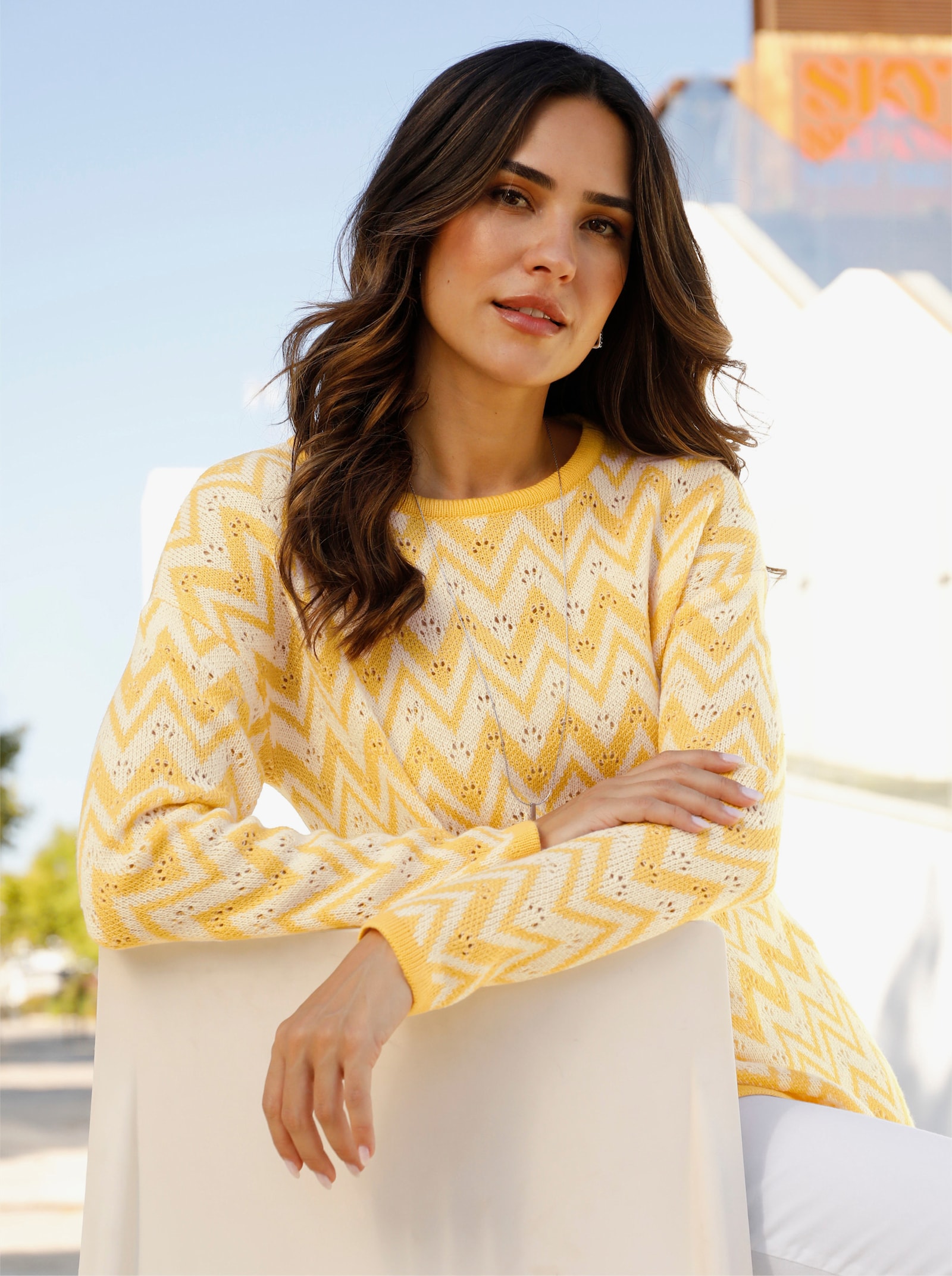 Lange pullover met zigzag- en ajourpatroon - geel/wit gedessineerd