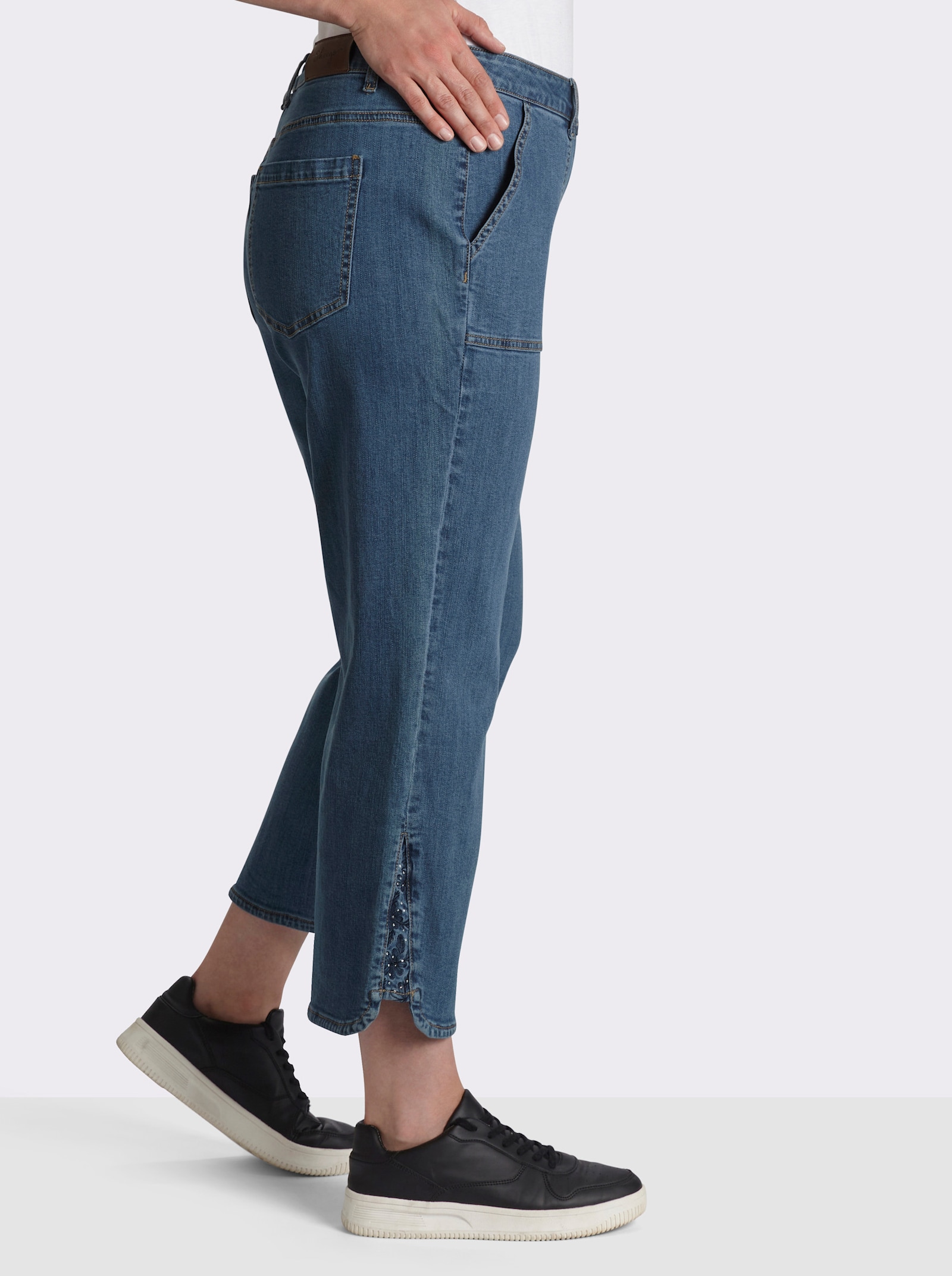 sheego 7/8-Jeans mit Stickereien und Strass am Saum - blue-stone-washed